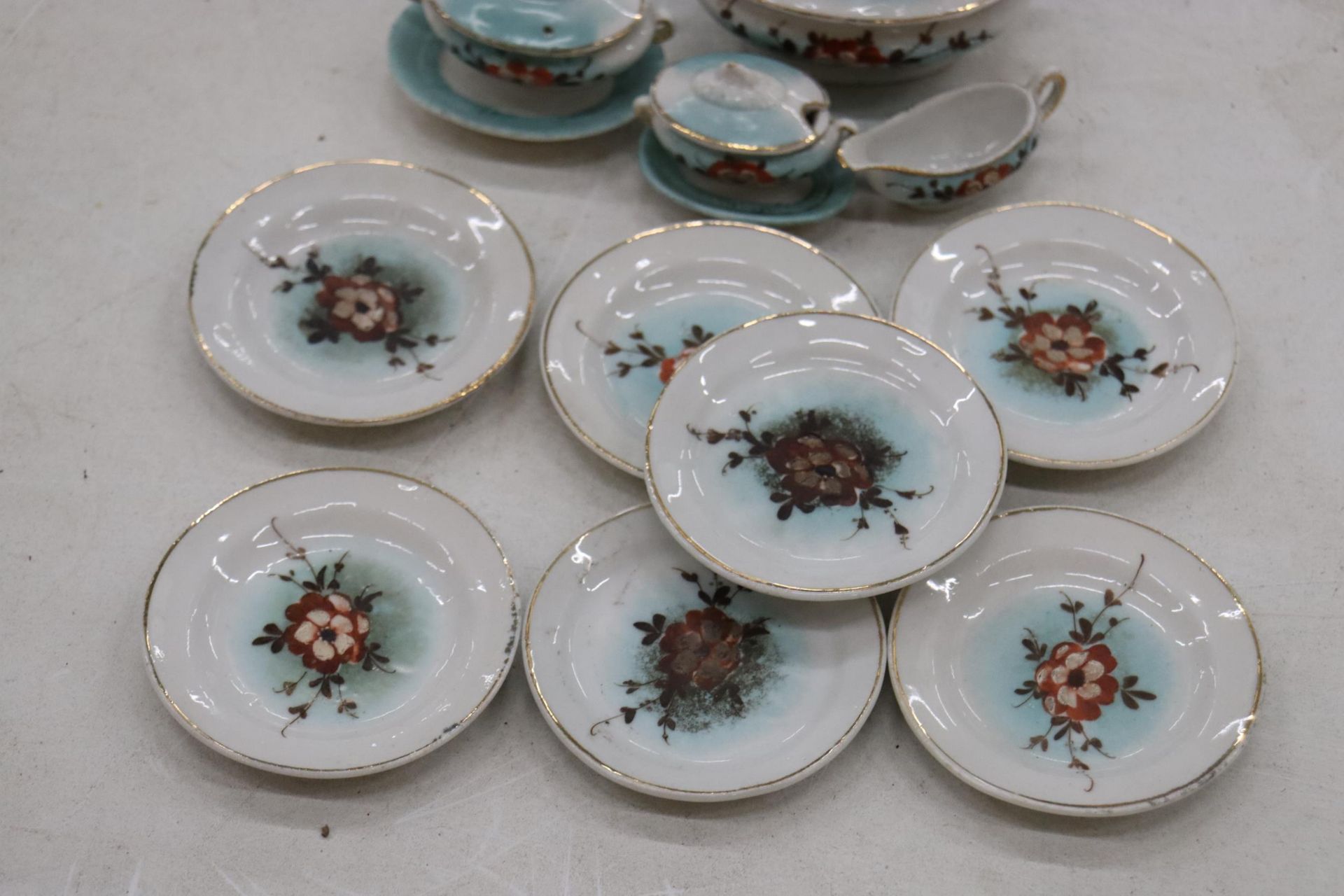A VINTAGE DOLL'S TEASET AND DINNER SERVICE TO INCLUDE PLATES, CUPS, SAUCERS, TEAPOT, ETC - Image 7 of 10