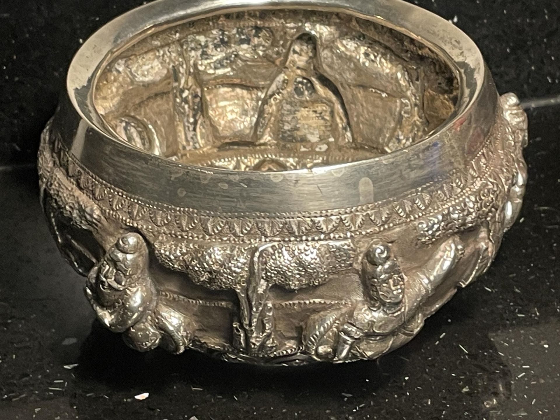 AN INDIAN SILVER DISH DECORATED WITH CHERUBS GROSS WEIGHT 230 GRAMS - Image 2 of 4