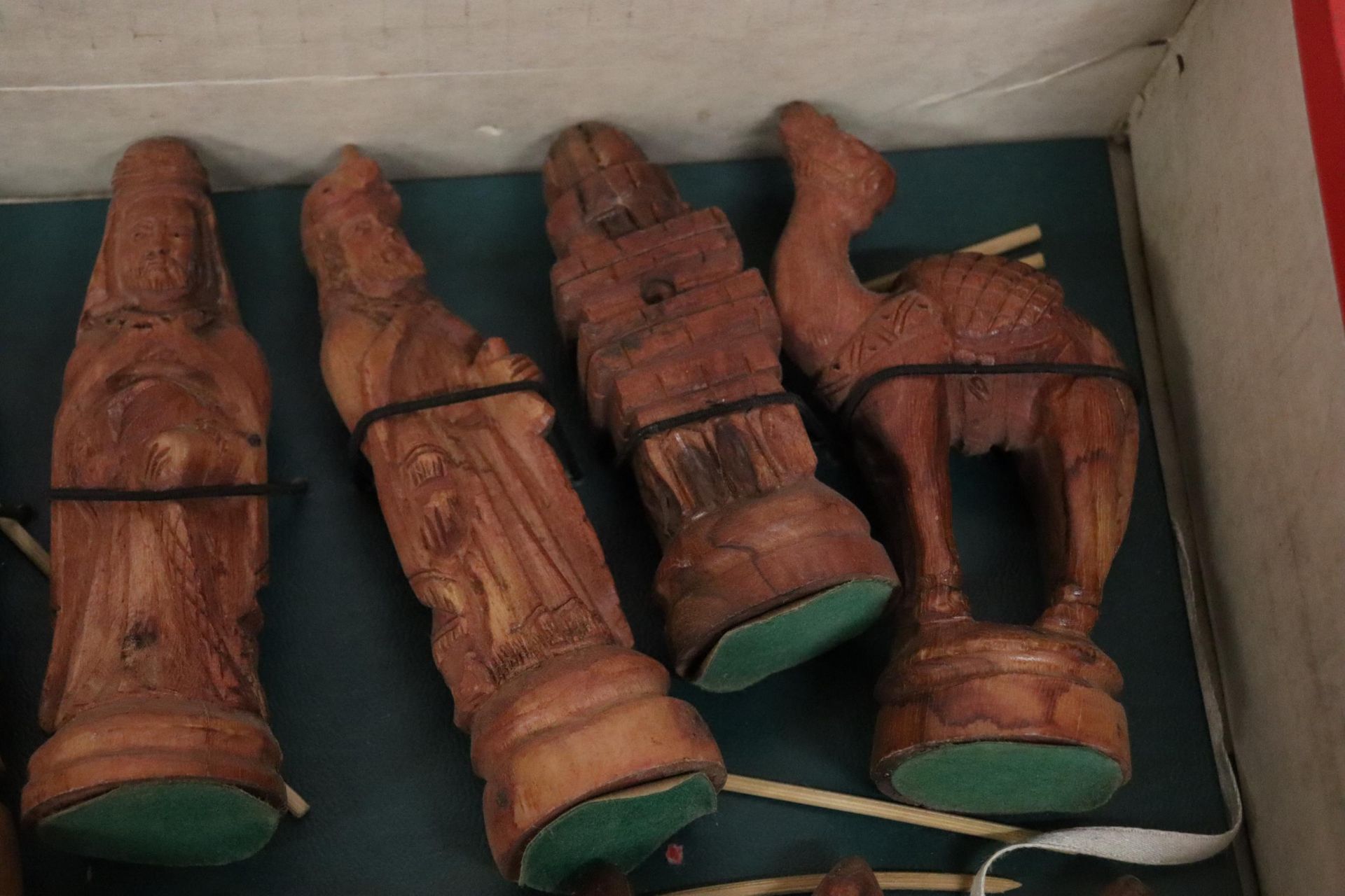 A HAND CARVED WOODEN CHESS SET FROM TAMIL SOUTH INDIA - Image 8 of 10