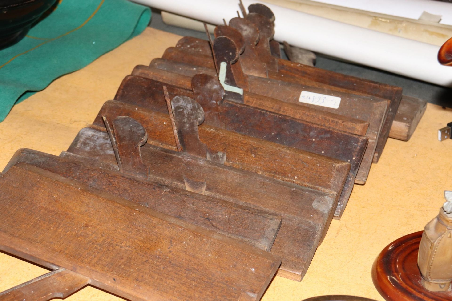 A QUANTITY OF WOODEN PLANES - Image 2 of 4