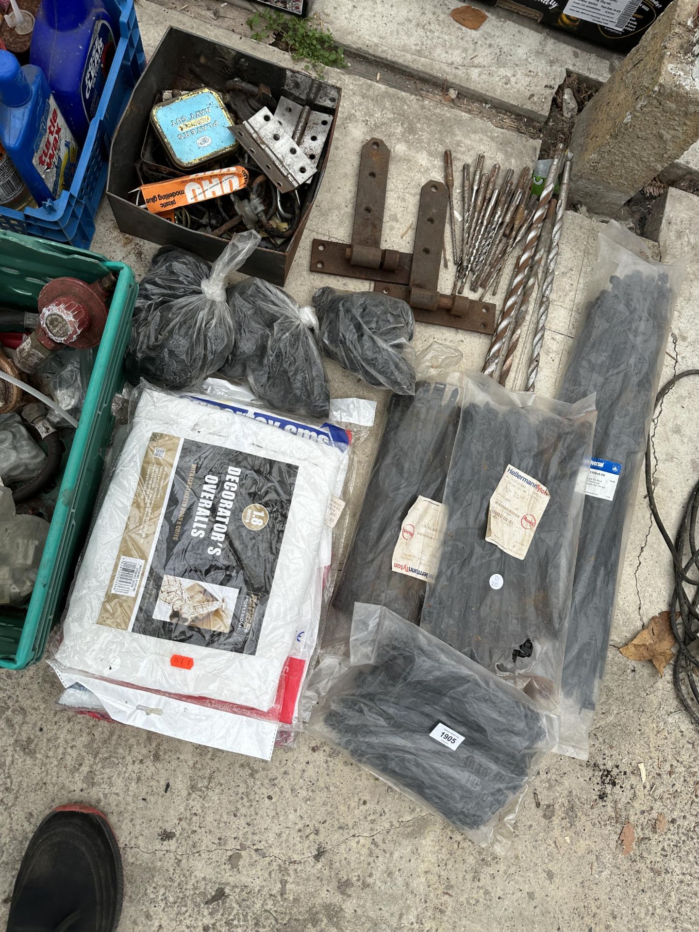 A LARGE ASSORTMENT OF ITEMS TO INCLUDE DRILL BITS, GATE HINGES, WAXES AND OVERALLS ETC - Bild 2 aus 3