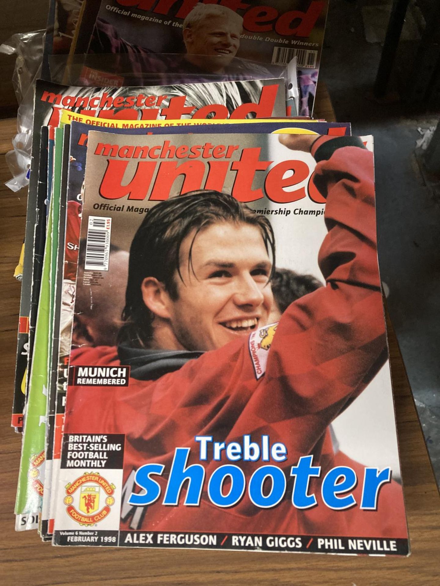 A COLLECTION OF MANCHESTER UNITED OFFICIAL MAGAZINES - APPROX 49 IN TOTAL - Bild 4 aus 4