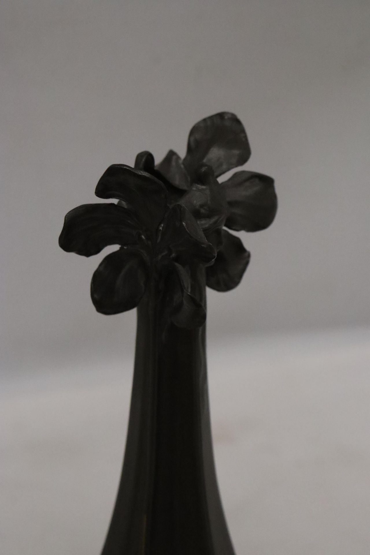 AN IMPERIAL ZINN B & G PEWTER VASE IN AN ART NOUVEAU STYLE - Image 6 of 8