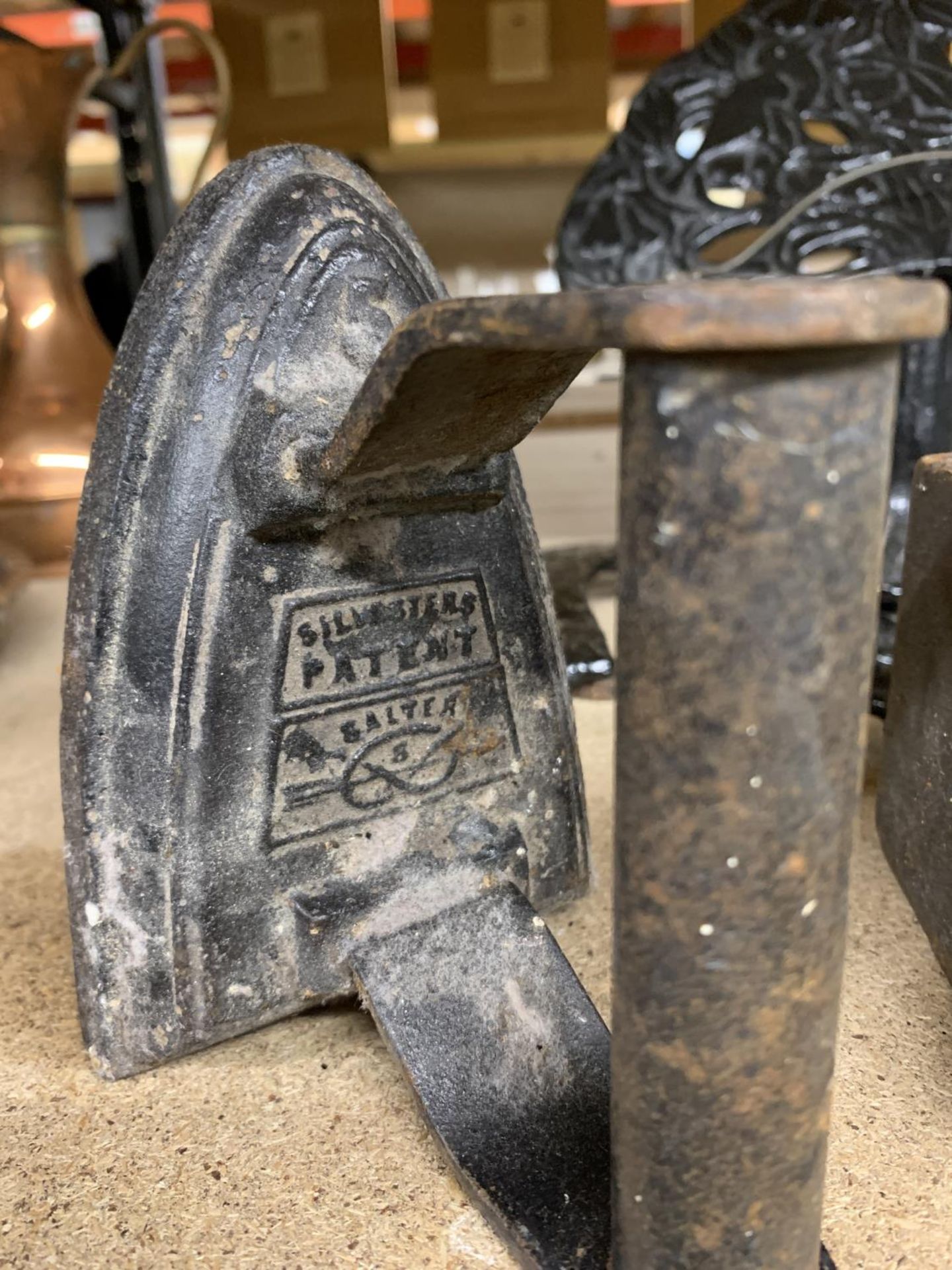 A QUANTITY OF CAST ITEMS TO INCLUDE VINTAGE IRONS, HORSESHOES AND A 14LB WEIGHT - Image 4 of 5