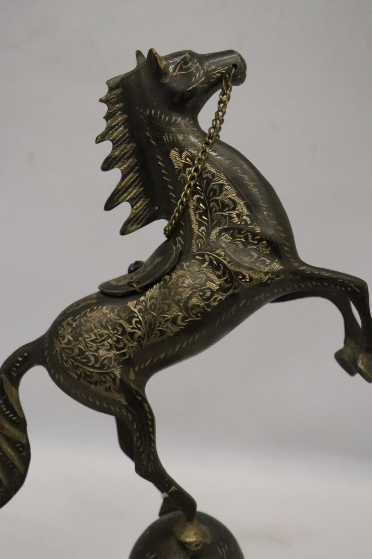 A VINTAGE BRASS ASIAN HORSE - Image 5 of 7