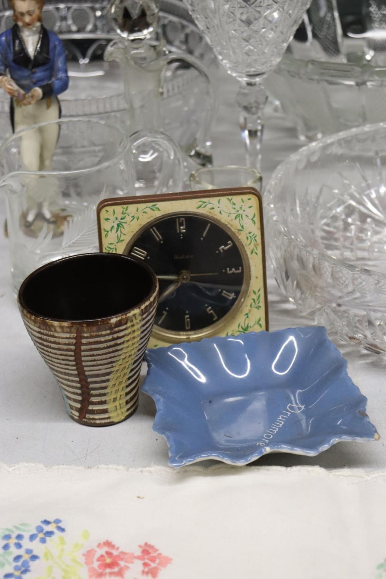 A MIXED LOT TO INCLUDE GLASSWARE, LINEN TABLECLOTH, CLOCK, FIGURE, ETC., - Image 3 of 6