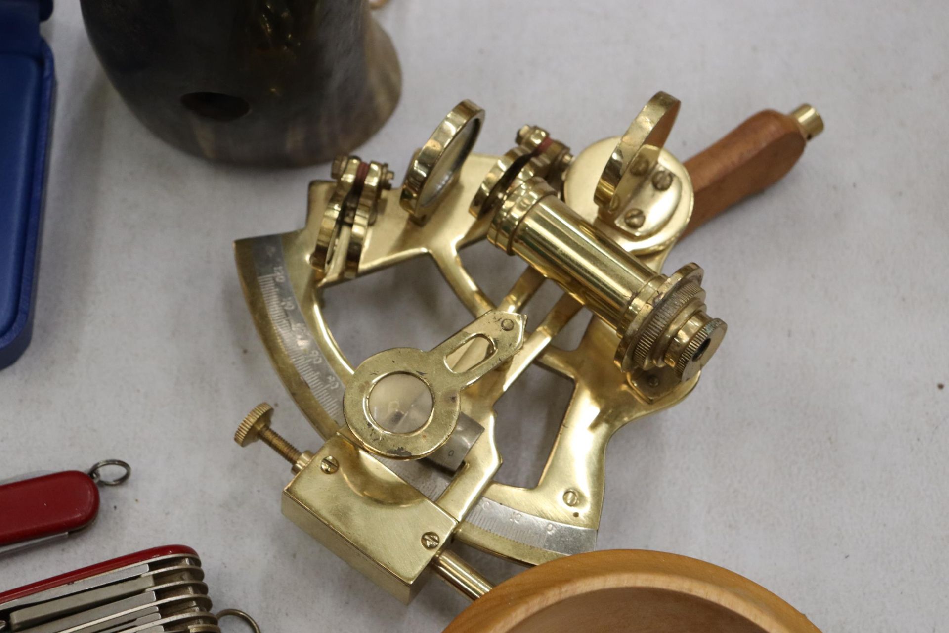 A MIXED LOT TO INCLUDE A POCKET WATCH, BULL HORN, POCKET KNIVES, ETC., - Image 6 of 9
