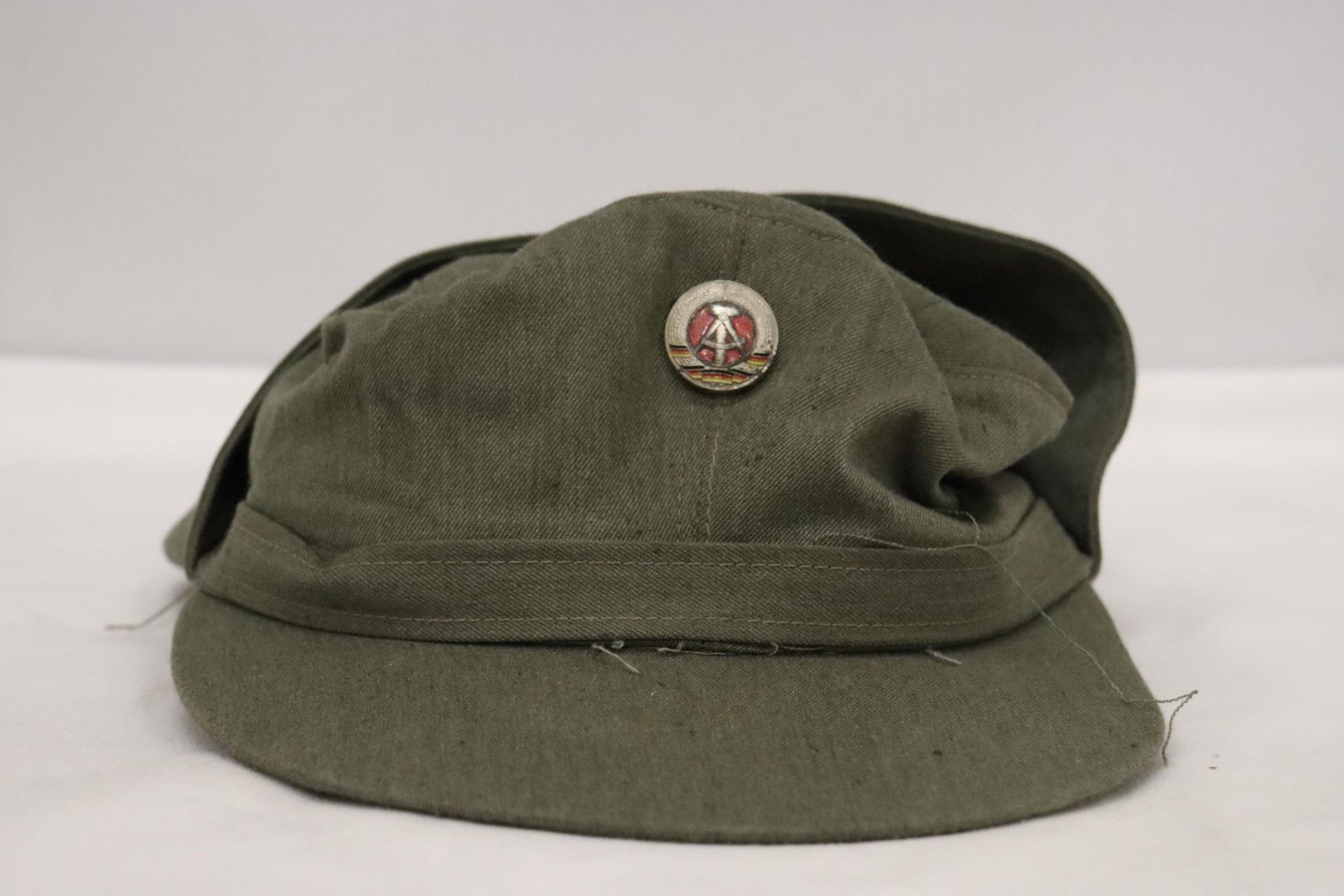 A 1950'S EAST GERMAN MILITARY CAP AND BADGE - Image 3 of 6