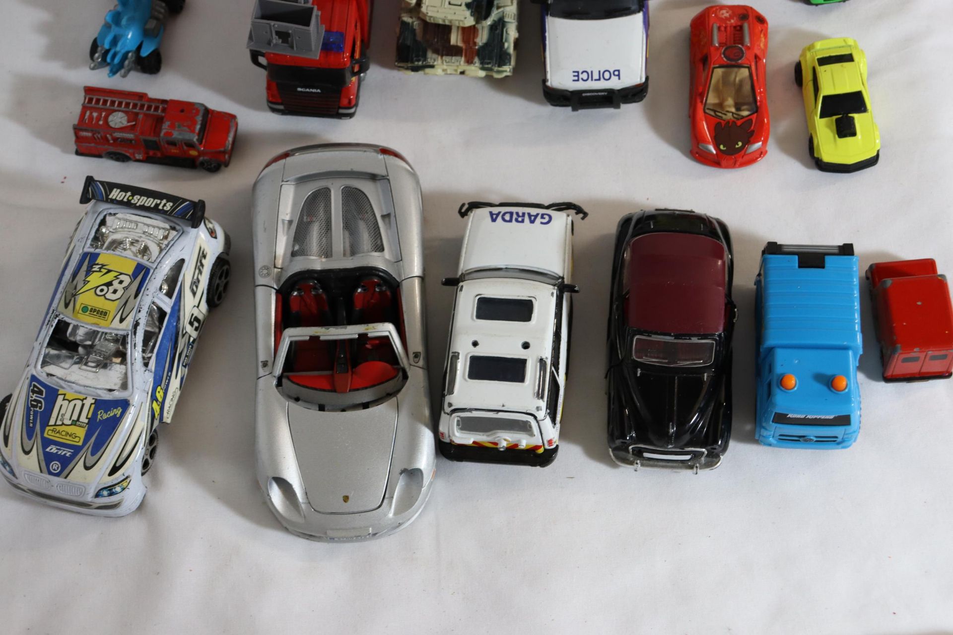 A QUANTITY OF TOY VEHICLES TO INCLUDE FIRE ENGINES, POLICE CARS, MILITARY, ETC - Image 5 of 6