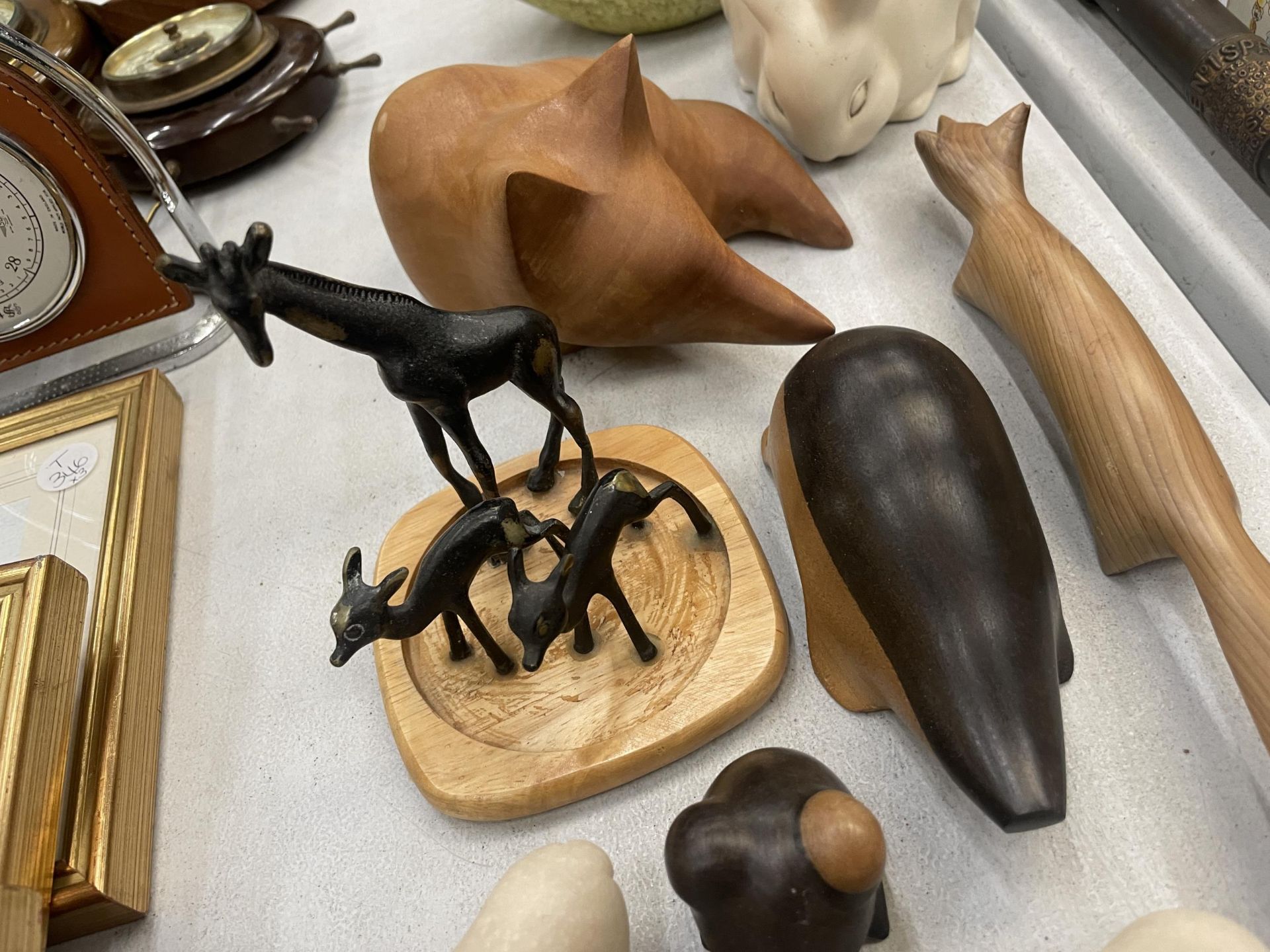 A QUANTITY OF ANIMAL FIGURES TO INCLUDE POLAR BEARS, WRENS, WOODEN FOXES, ETC - 14 IN TOTAL - Image 3 of 5