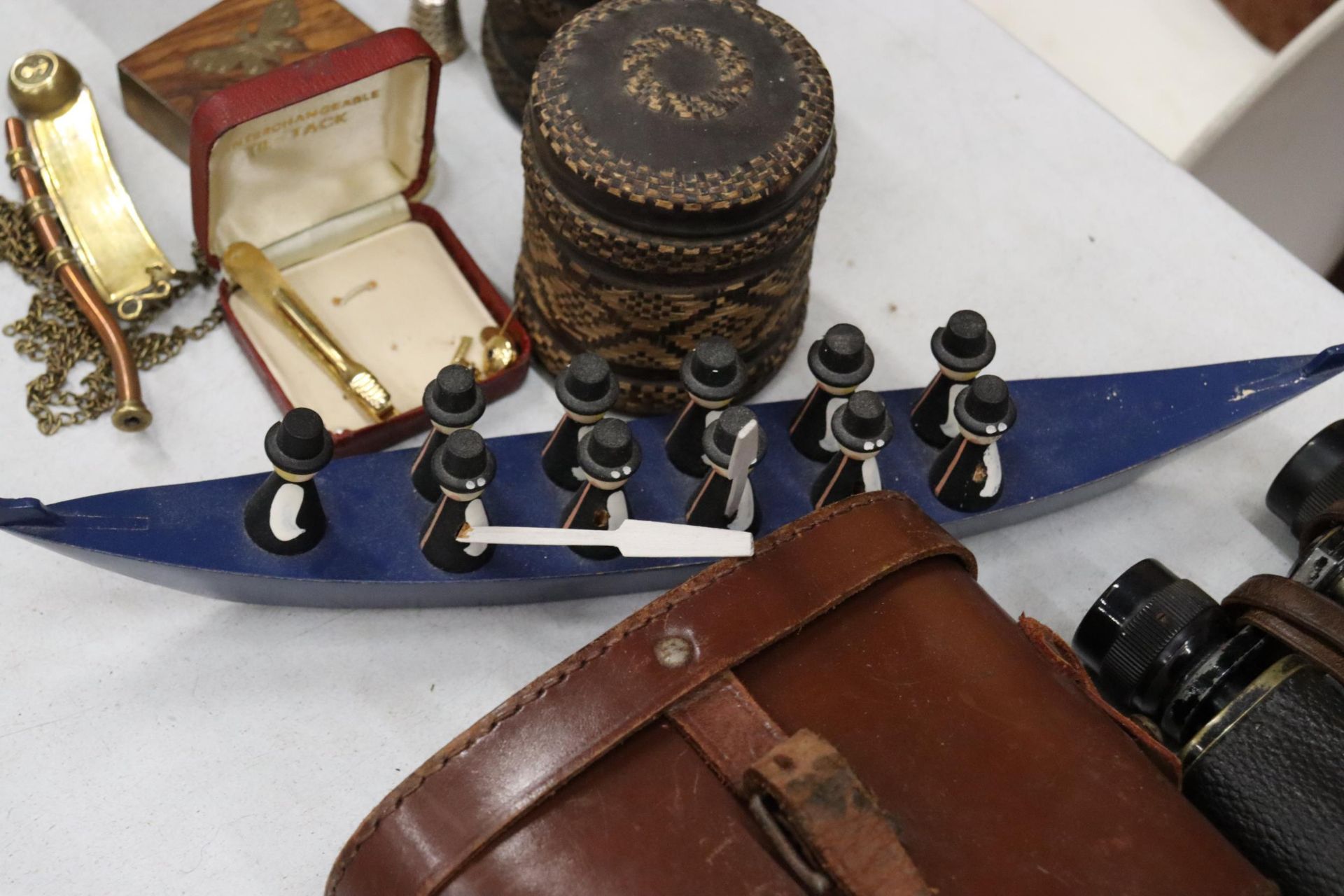 A MIXED LOT TO INCLUDE A VINTAGE PAIR OF BINOCULARS AND CASE, A SANDLAND TANKARD, COASTERS, TIE - Image 8 of 11