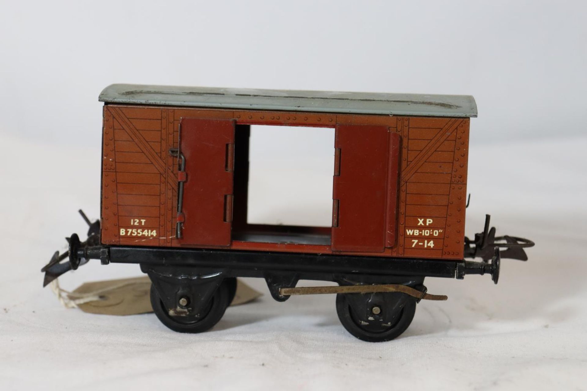 A PAINTED METAL .30MM GAUGE RAILWAY CARRIAGE IN MAROON LIVERY LENGTH 38 CM AND A HORNBY PAINTED - Image 3 of 6