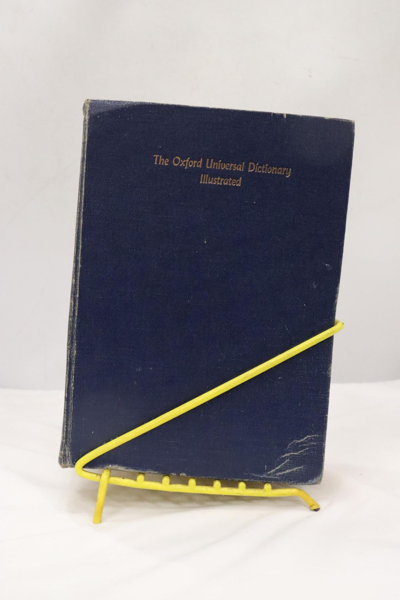 A PAIR OF OXFORD UNIVERSAL DICTIONARY'S IN METAL STAND - Bild 4 aus 5