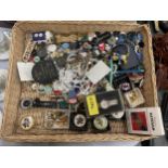 A MIXED LOT TO INCLUDE COSTUME JEWELLERY, WATCHES, PILL BOXES, BUTTONS, ETC