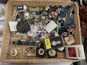 A MIXED LOT TO INCLUDE COSTUME JEWELLERY, WATCHES, PILL BOXES, BUTTONS, ETC