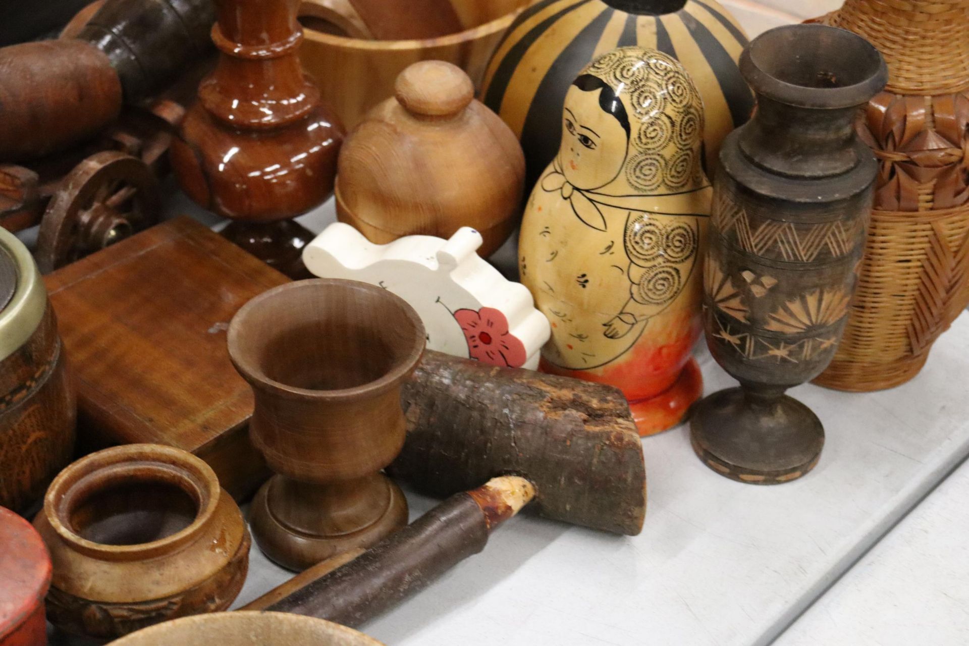 A LARGE QUANTITY OF TREEN ITEMS TO INCLUUDE BOWLS, TRINKET BOXES, FRAMED HANDPAINTED TILES, - Image 6 of 11
