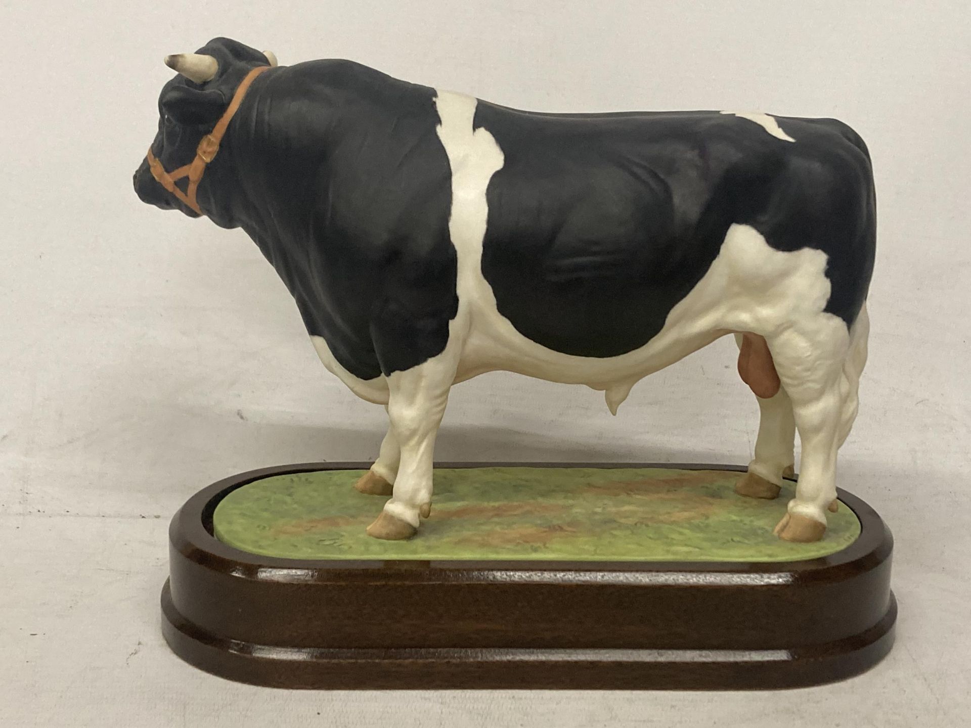 A ROYAL WORCESTER MODEL OF A BRITISH FRESIAN BULL MODELLED BY DORIS LINDNER LIMITED EDITION - NO - Bild 3 aus 5
