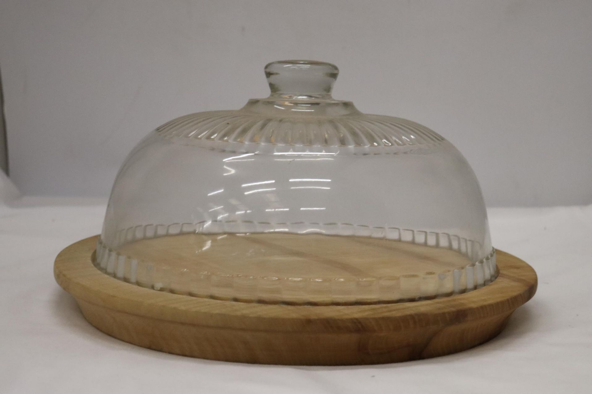 A VINTAGE WOODEN CAKE/CHEESE BOARD WITH GLASS DOME - Image 5 of 5