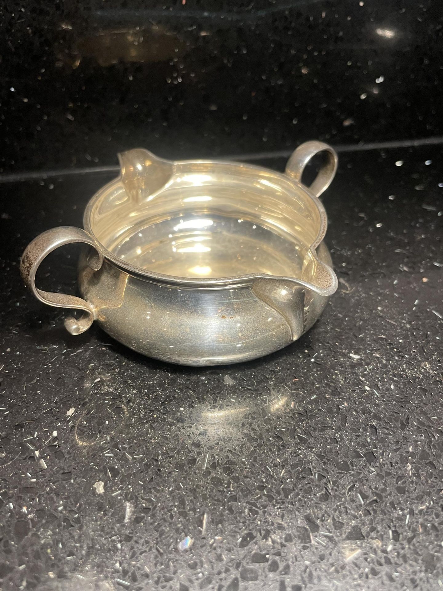 A HALLMARKED LONDON SILVER DOUBLE SPOUTED JUG WITH TWIN HANDLES GROSS WEIGHT 106 GRAMS - Bild 2 aus 4