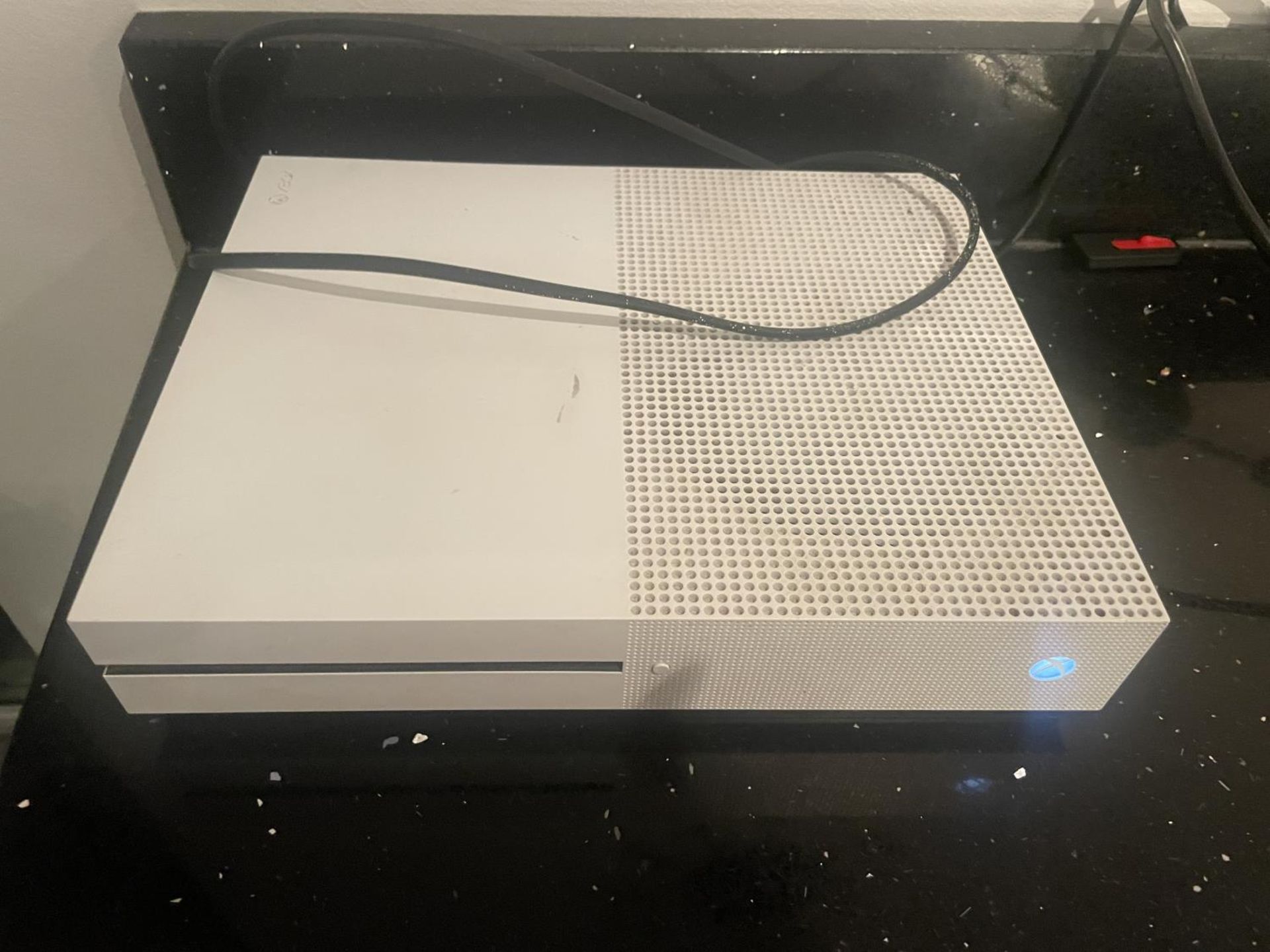 A WHITE X BOX ONE IN WORKING ORDER BUT NO WARRANTY - Image 2 of 5