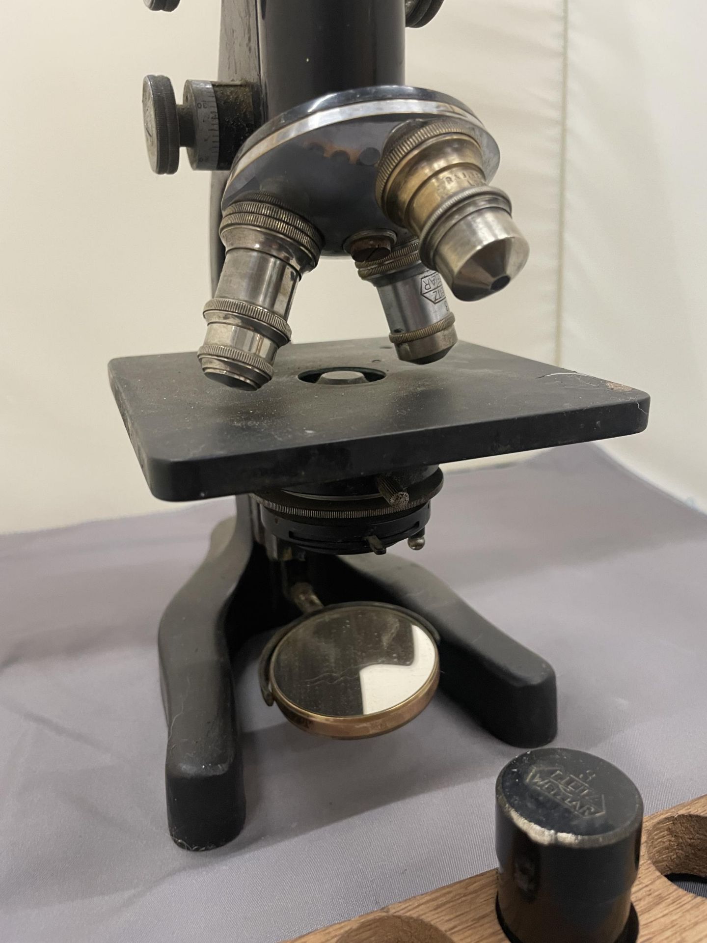 AN ERNST LEITZ WETZLAR MICROSCOPE, NO. 324603, WITH WOOD TRAY AND SPARE LENS - Bild 3 aus 3