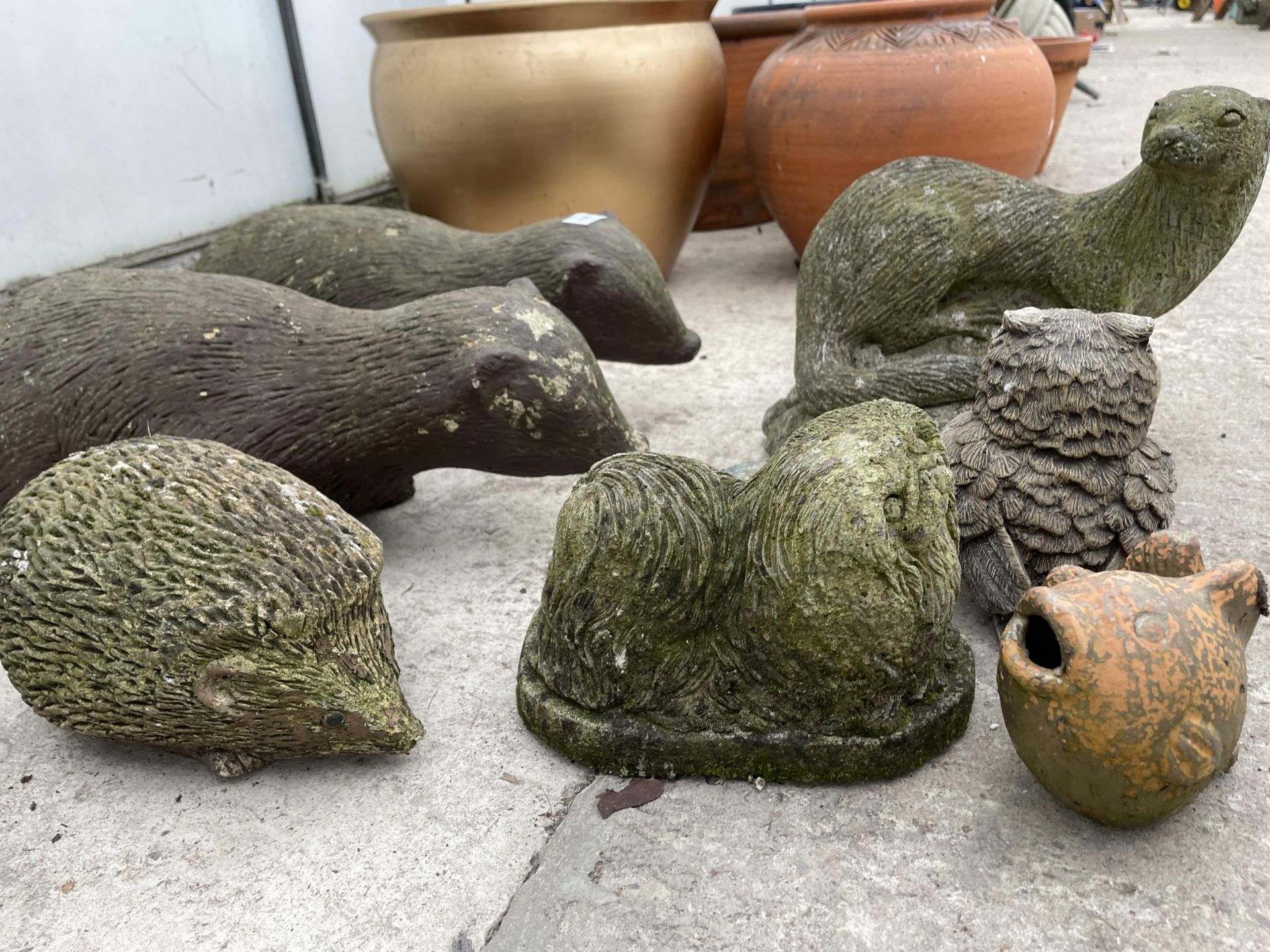 AN ASSORTMENT OF CONCRETE GARDEN FIGURES TO INCLUDE TWO BADGERS AND A HEDGEHOG ETC - Bild 4 aus 4