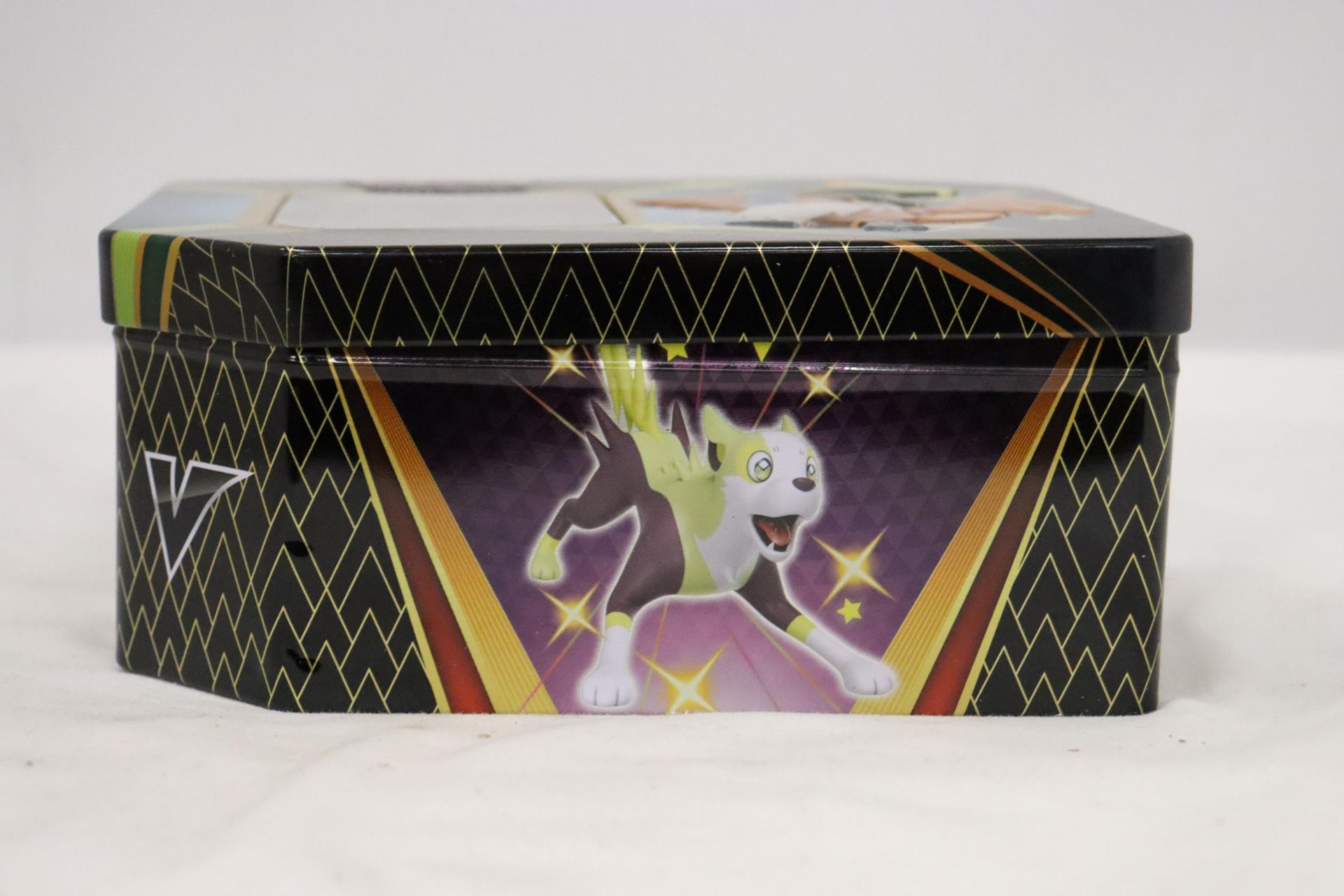 A POKEMON COLLECTOR'S TIN FULL OF CARDS TO INCLUDE HOLO EX, ETC - Bild 2 aus 7