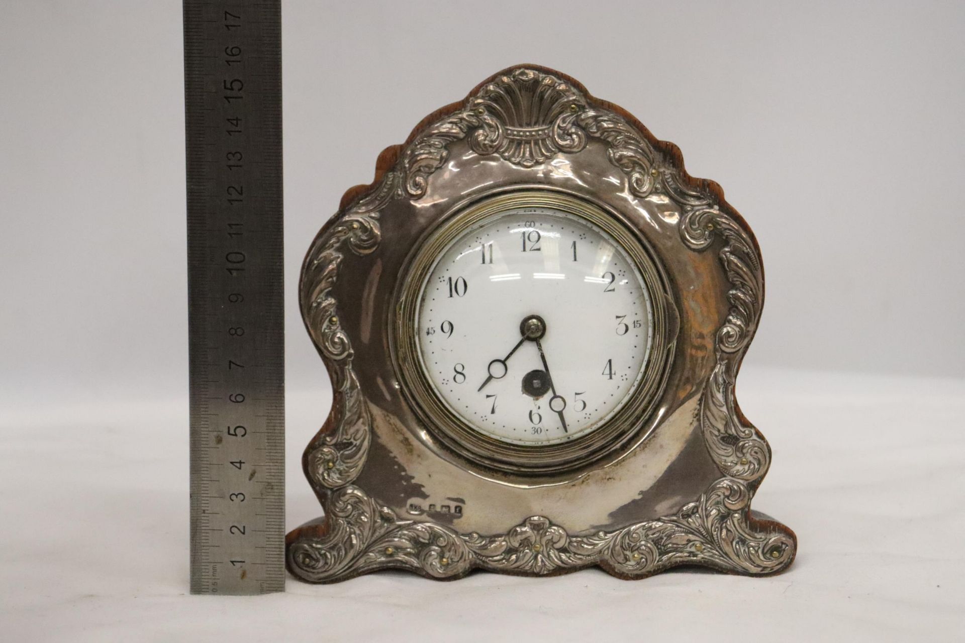 A DECORATIVE HALLMARKED BIRMINGHAM SILVER MANTLE CLOCK - Image 6 of 7