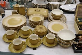 A DENBY MUSTARD COLOURED DINNER SERVICE, TO INCLUDE VARIOUS SIZES OF PLATES, A CASSEROLE DISH,