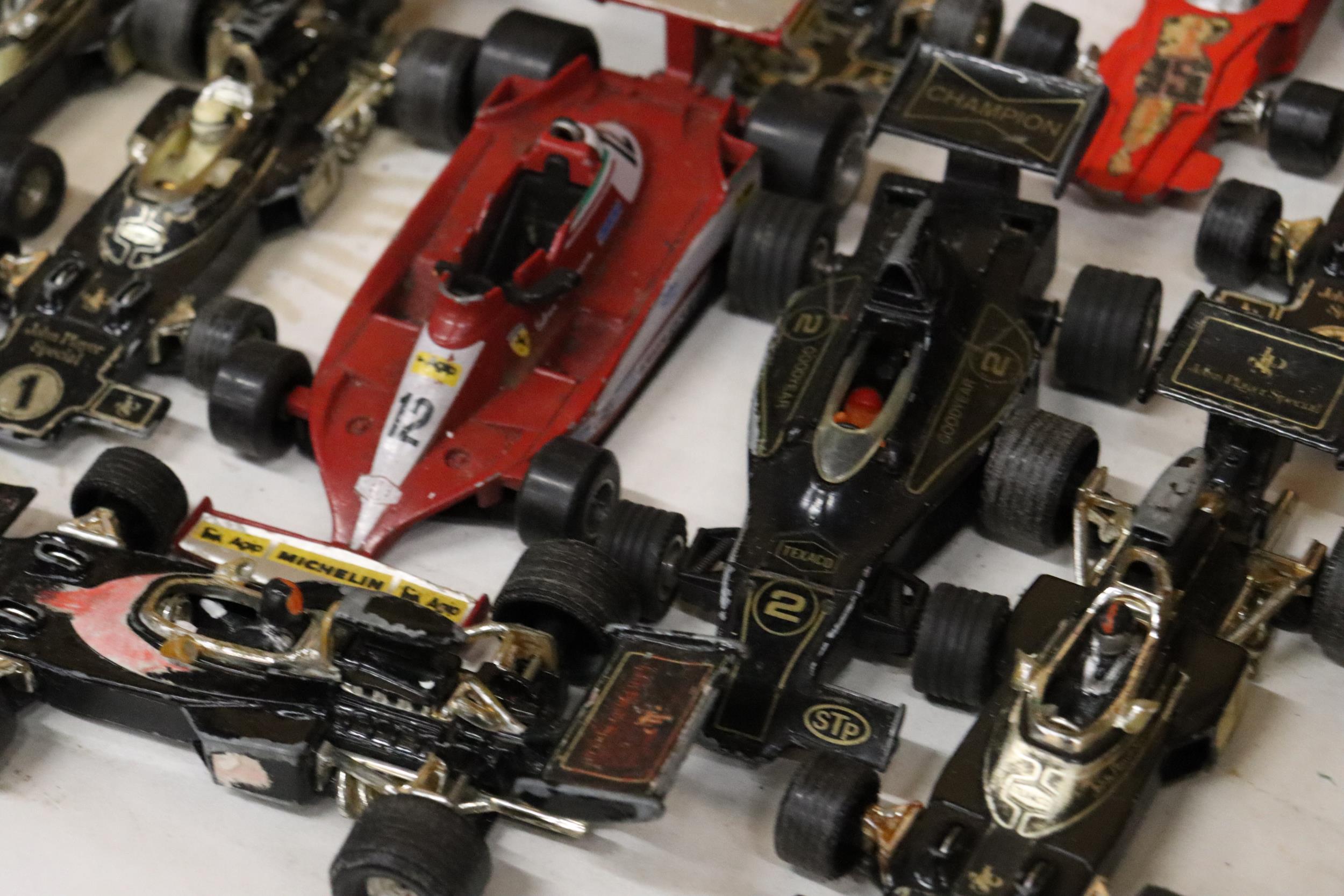 A LARGE QUANTITY OF VINTAGE DIE-CAST CORGI AND MATCHBOX F1 RACING CARS - Image 8 of 9
