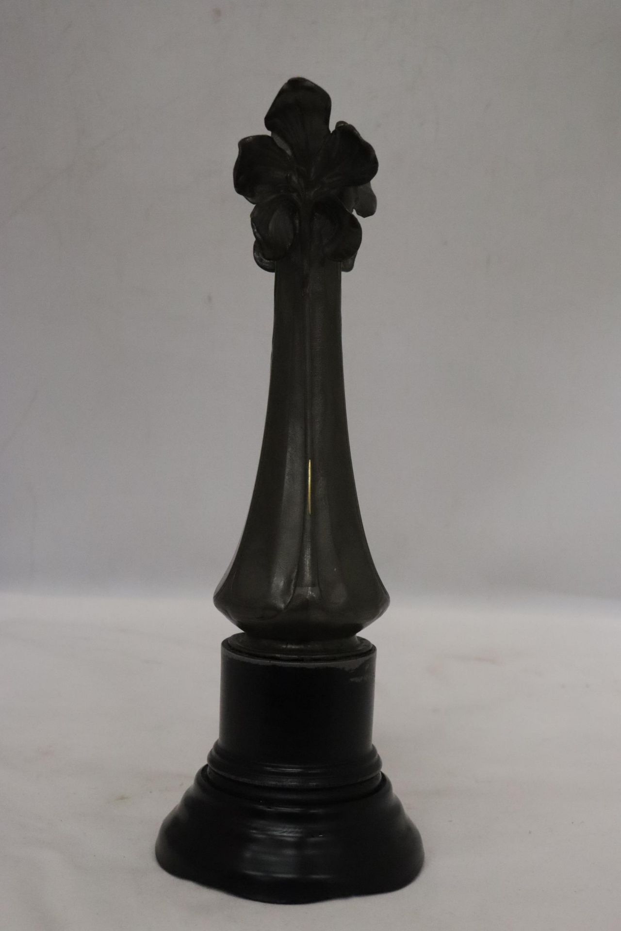 AN IMPERIAL ZINN B & G PEWTER VASE IN AN ART NOUVEAU STYLE - Image 4 of 8