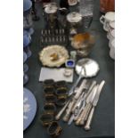 A COLLECTION OF SILVER PALTED ITEMS TO INCLUDE NAPKIN RINGS, A TEAPOT AND HOT WATER JUG, FLATWARE,