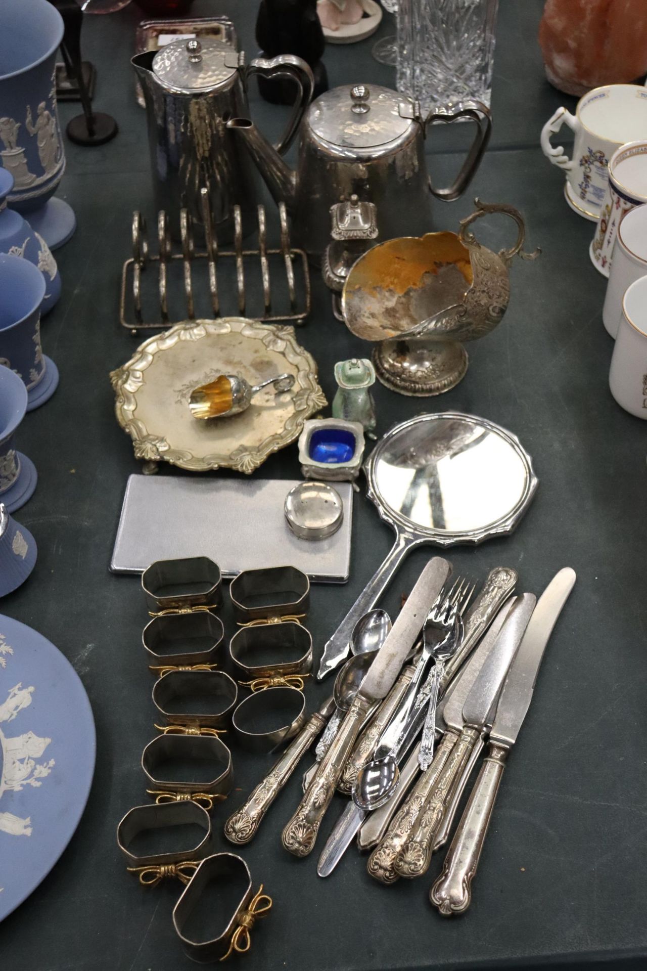 A COLLECTION OF SILVER PALTED ITEMS TO INCLUDE NAPKIN RINGS, A TEAPOT AND HOT WATER JUG, FLATWARE,