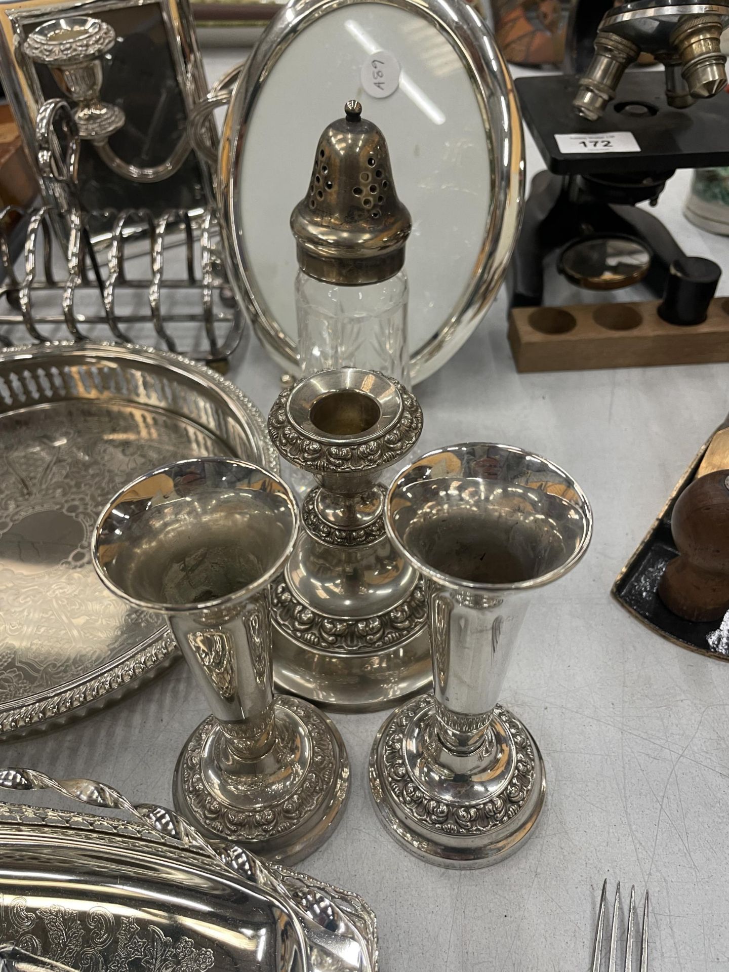 A QUANTITY OF SILVER PLATED ITEMS TO INCLUDE TRAYS, A CANDLEABRA, TOAST RACK, BUD VASES, SUGAR - Image 3 of 5