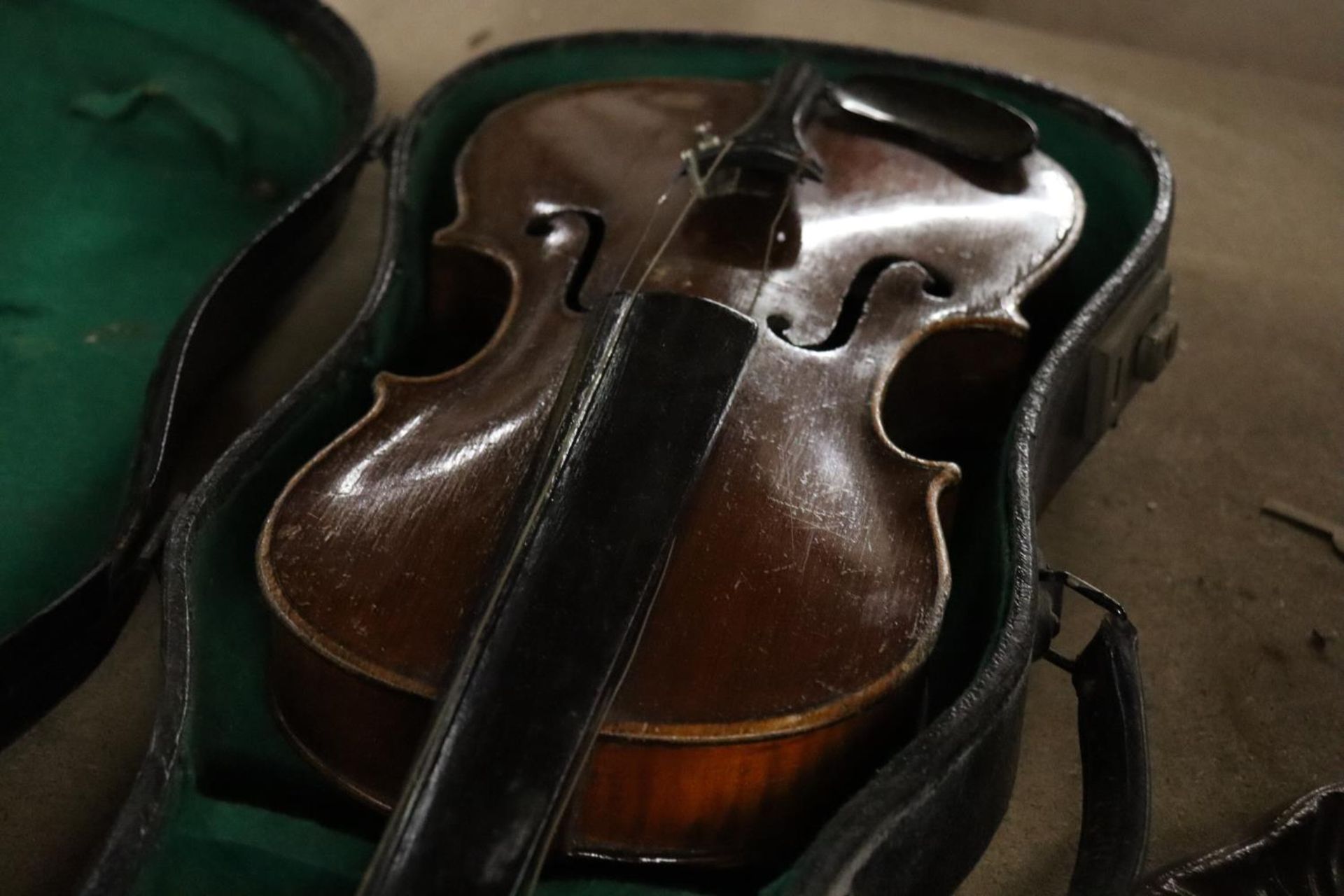 A VINTAGE VIOLIN AND BOW IN A HARD CASE - Bild 2 aus 6