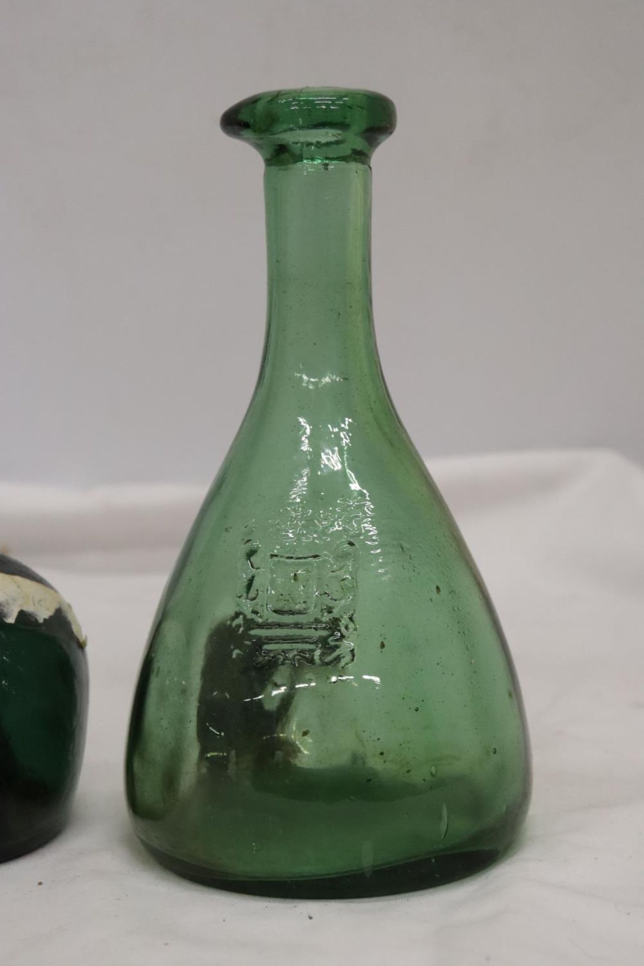 A THORENS MOVEMENT BLADON RACES MUSICAL BOTTLE MADE IN SWITZERLAND TOGETHER WITH A GREEN GLASS - Image 3 of 5