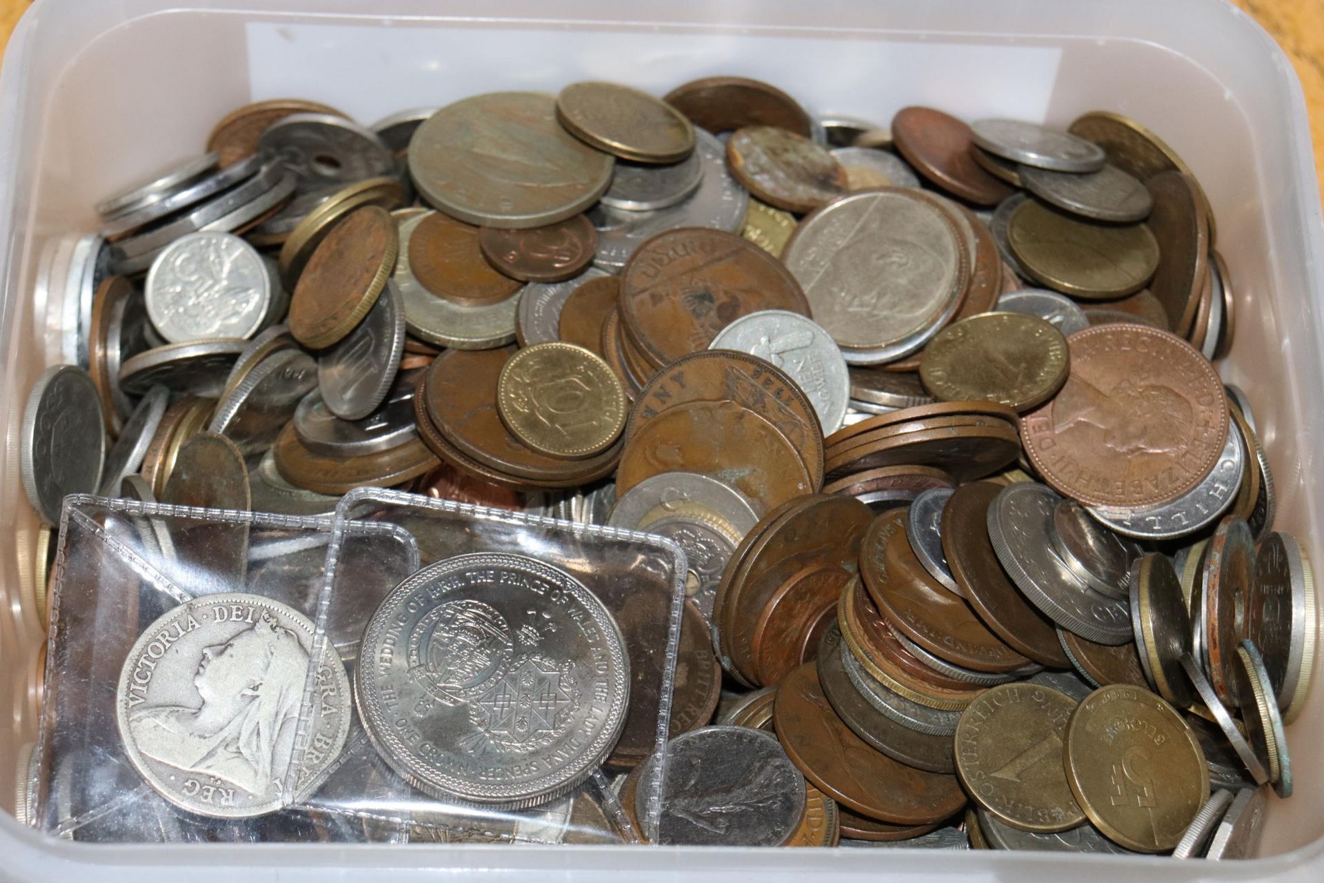 A LARGE QUANTITY OF VINTAGE COINS AND NOTES TO INCLUDE A VICTORIAN HALF CROWN, COMMEMORATIVE CROWNS, - Image 6 of 7