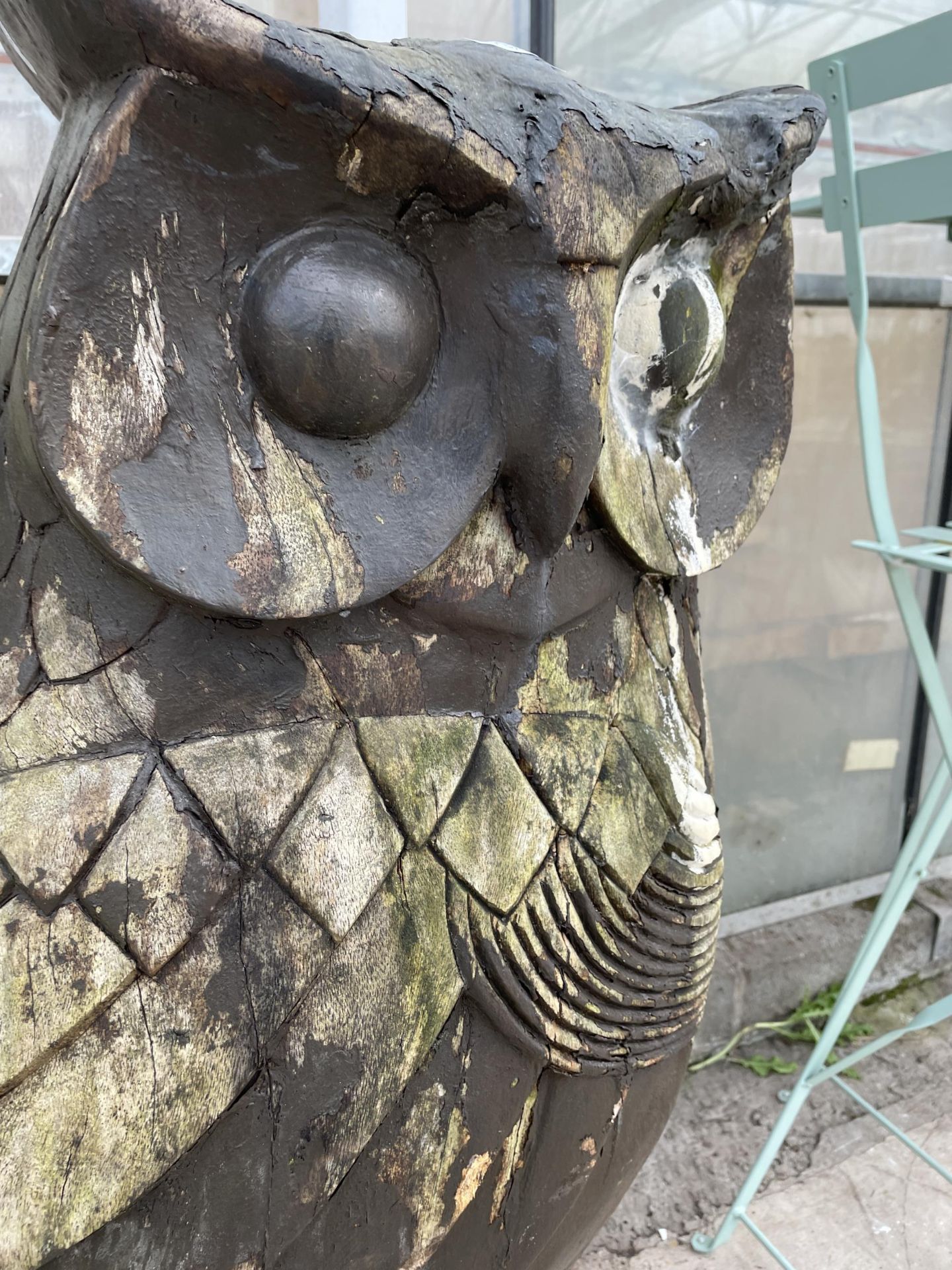 A LARGE CARVED WOOD FIGURE OF AN OWL (H:106CM) - Image 3 of 4