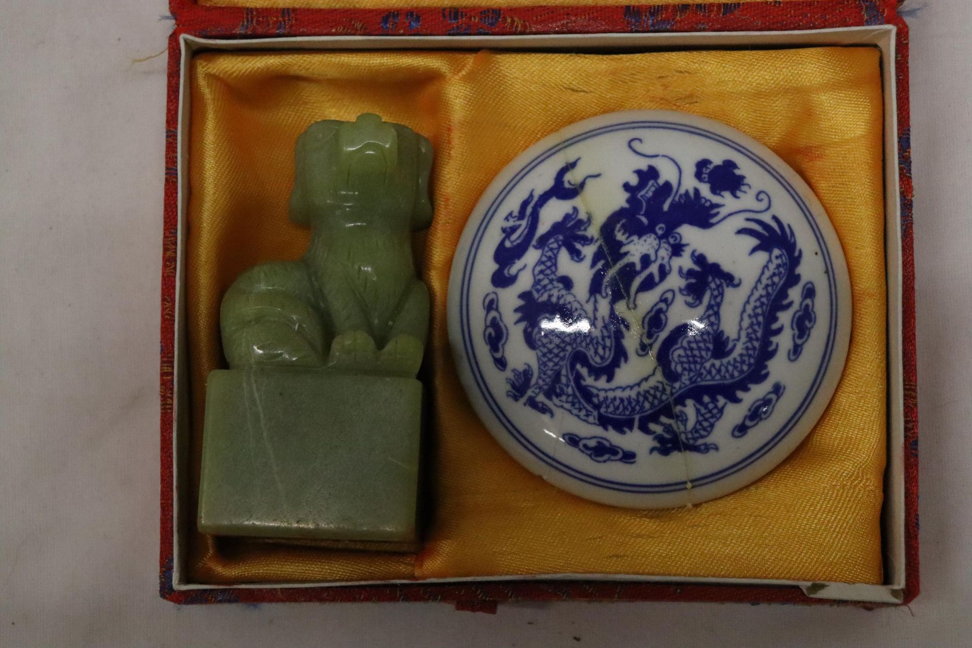 AN ORIENTAL JADE STYLE FOO DOG SEAL AND WAX IN A PRESENTATION BOX - Image 2 of 7