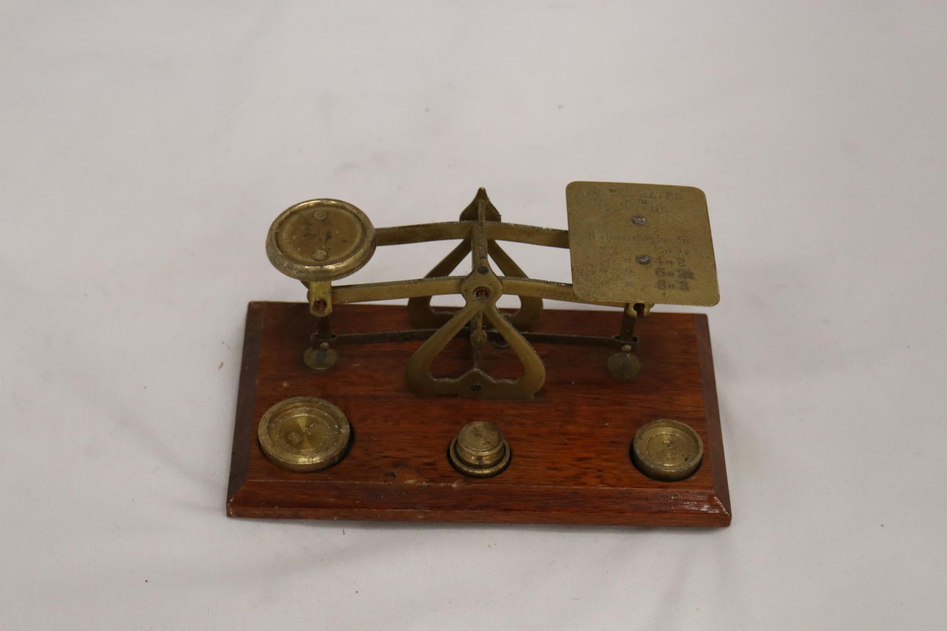 AN ANTIQUE POSTAL SCALE BRASS AND WOOD BASE - Bild 7 aus 7