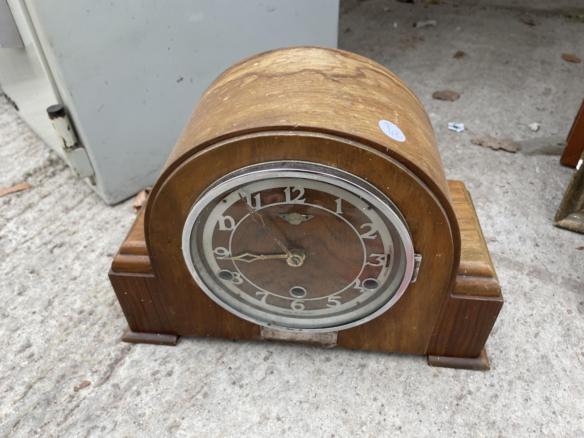 A WESTIMINISTER CHIMING MANTLE CLOCK