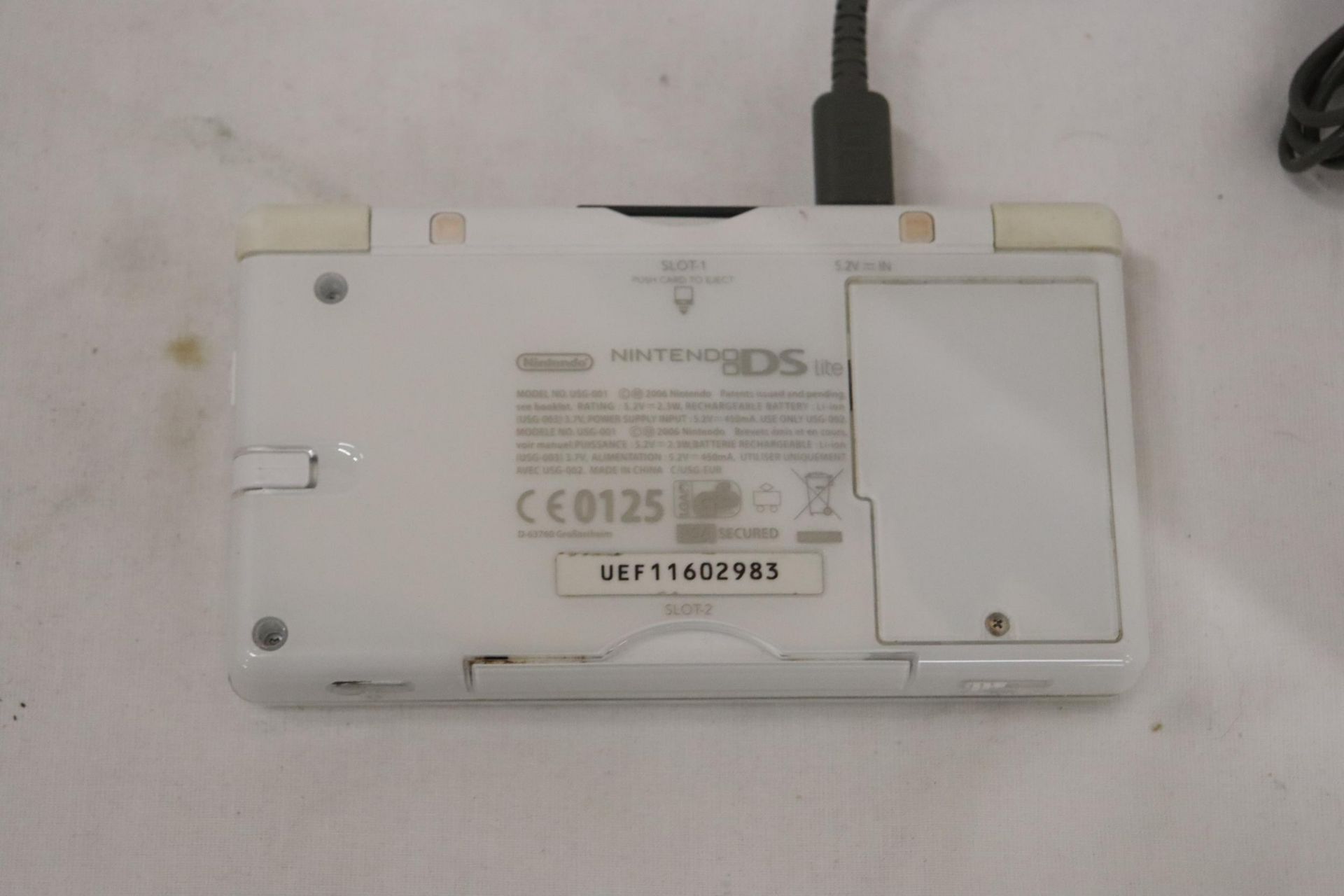 A WHITE NINTENDO DS LITE WITH CHARGER, WORKING AT TIME OF CATALOGUING, NO WARRANTY GIVEN PLUS - Image 8 of 8