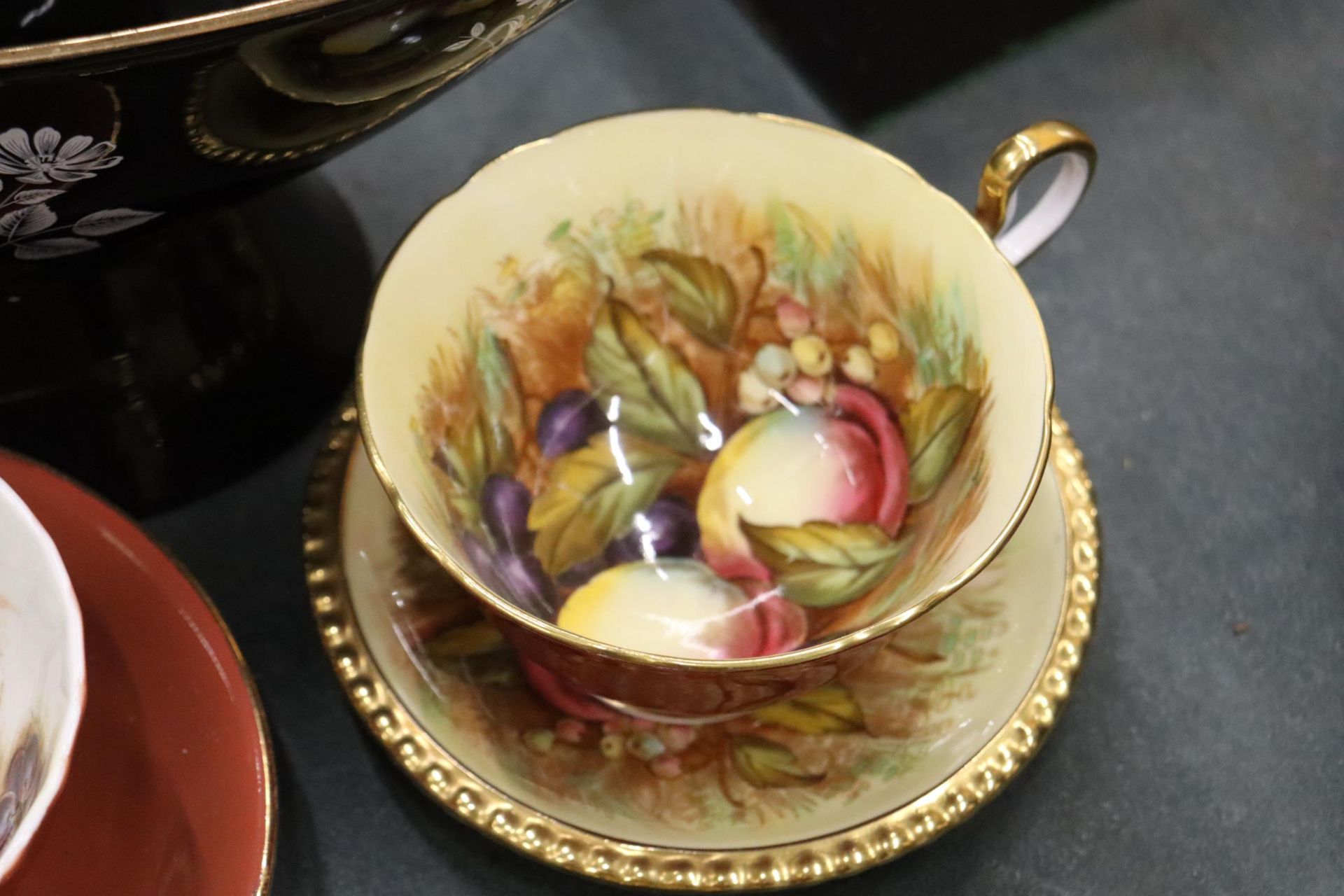 A SIGNED, R EVERILL, LIME HOUSE STUDIO CUP AND SAUCER IN THE 'EVESHAM' PATTEN, TWO VINTAGE AYNSLEY - Image 5 of 9