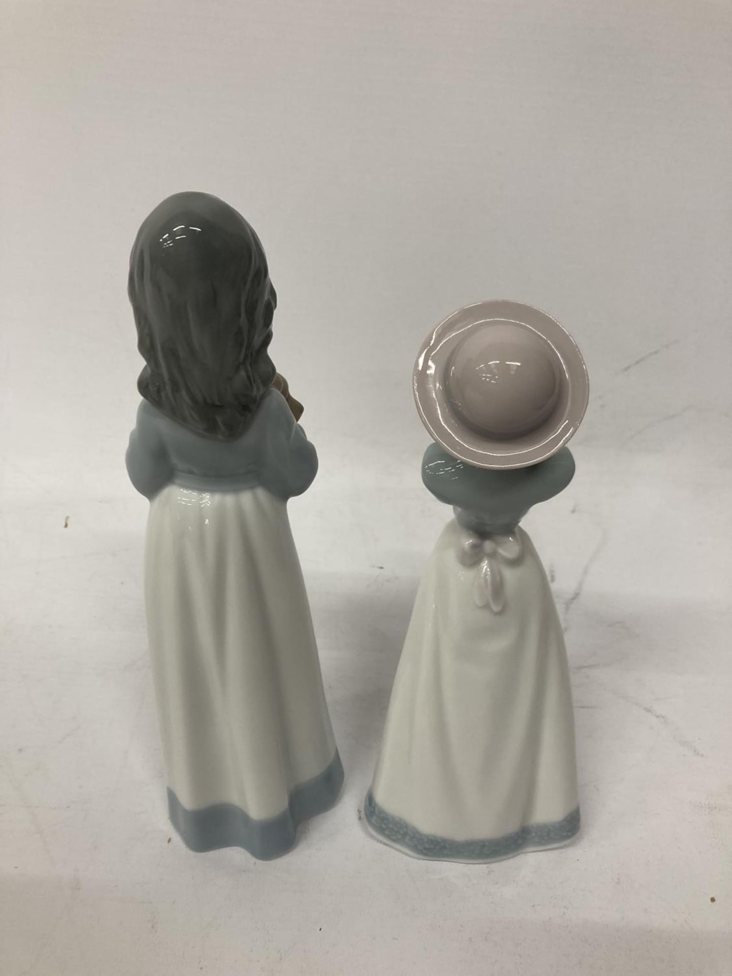 TWO GIRL NAO FIGURINES ONE PRAYING AND ONE HOLDING ADOG - Bild 2 aus 2