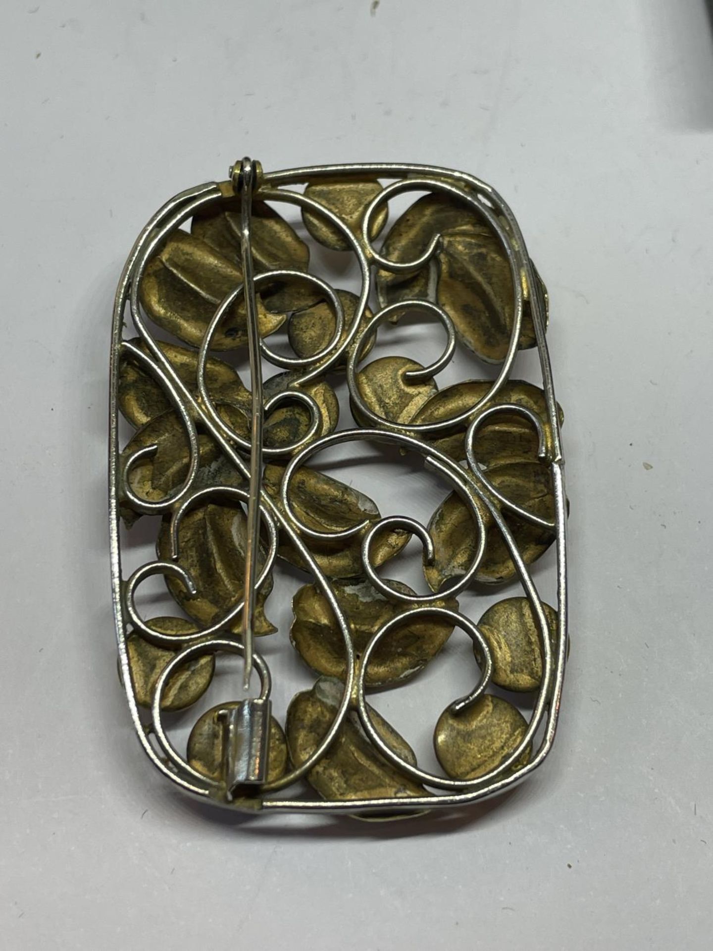 A LARGE ARTS AND CRAFTS BROOCH IN A PRESENTATION BOX - Image 3 of 3