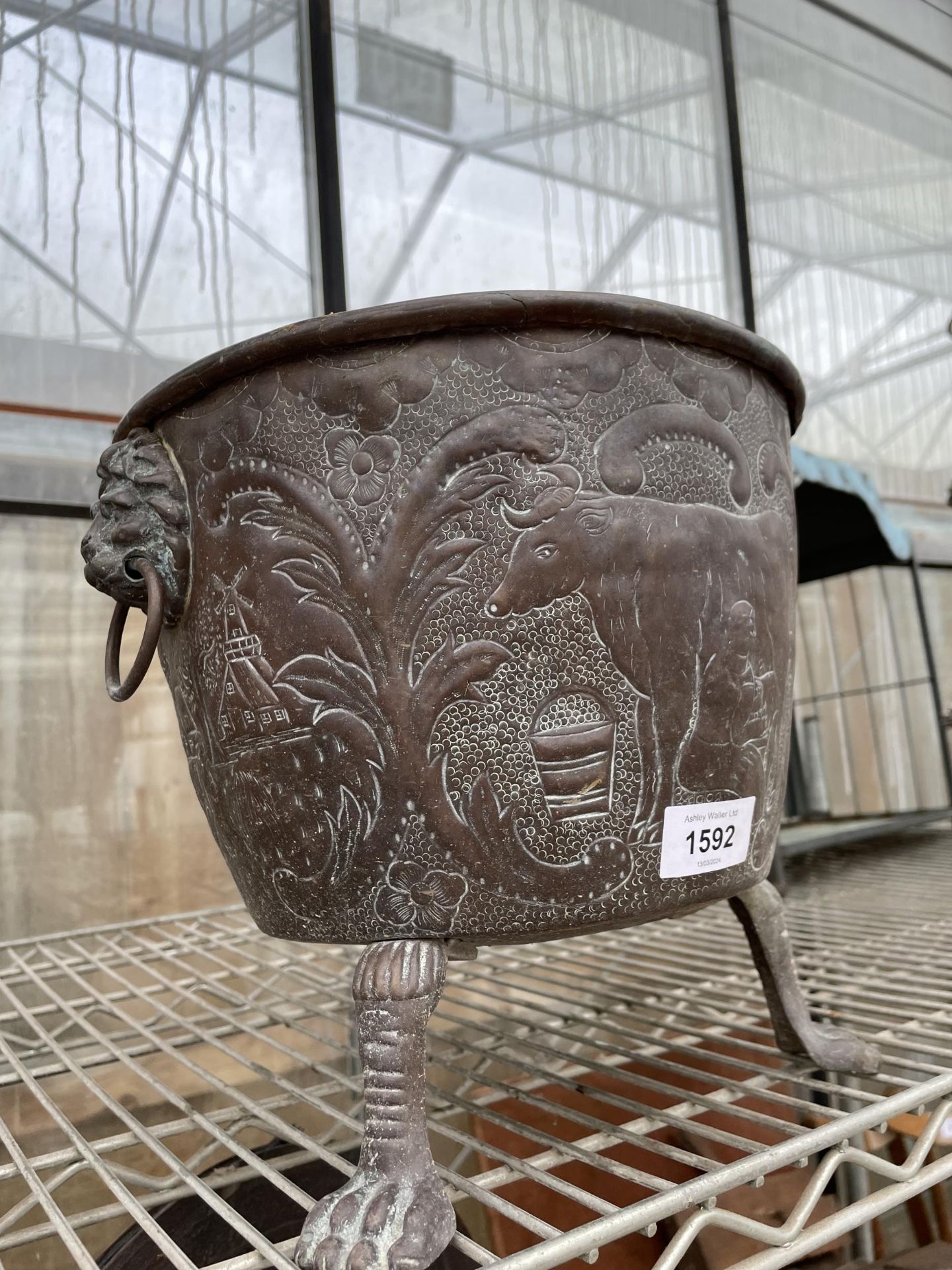 A VINTAGE ORNATE AND DECORATIVE COPPER PLANTER WITH TWIN LION HEAD HANDLES AND TRIPOD FEET - Image 2 of 2