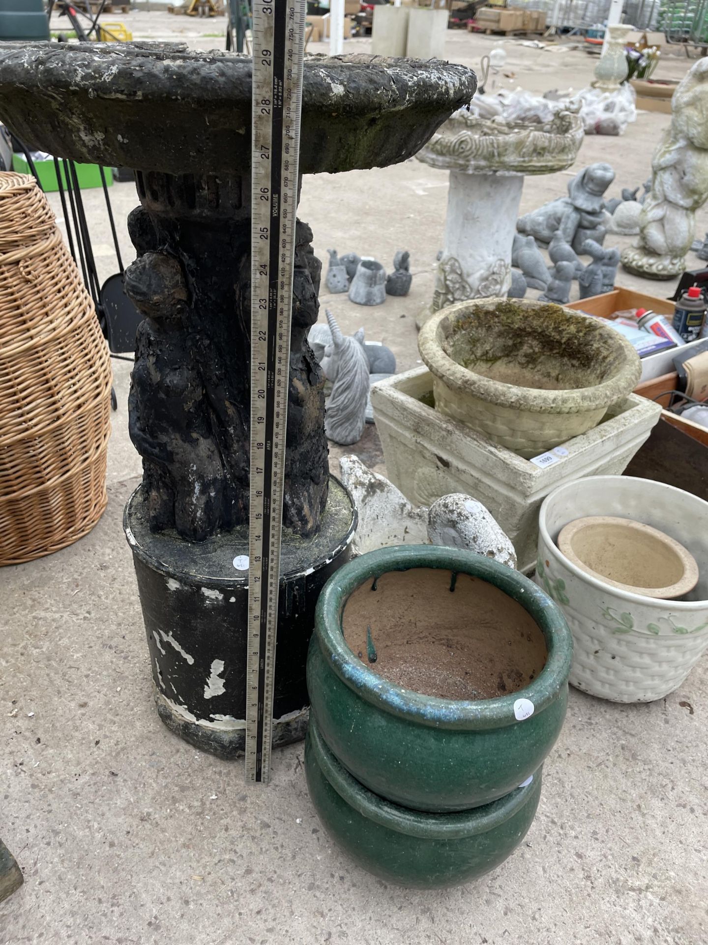 AN ASSORTMENT OF GARDEN POTS AND PLANTERS TO INCLIUDE A BIRD BATH ETC - Image 2 of 4