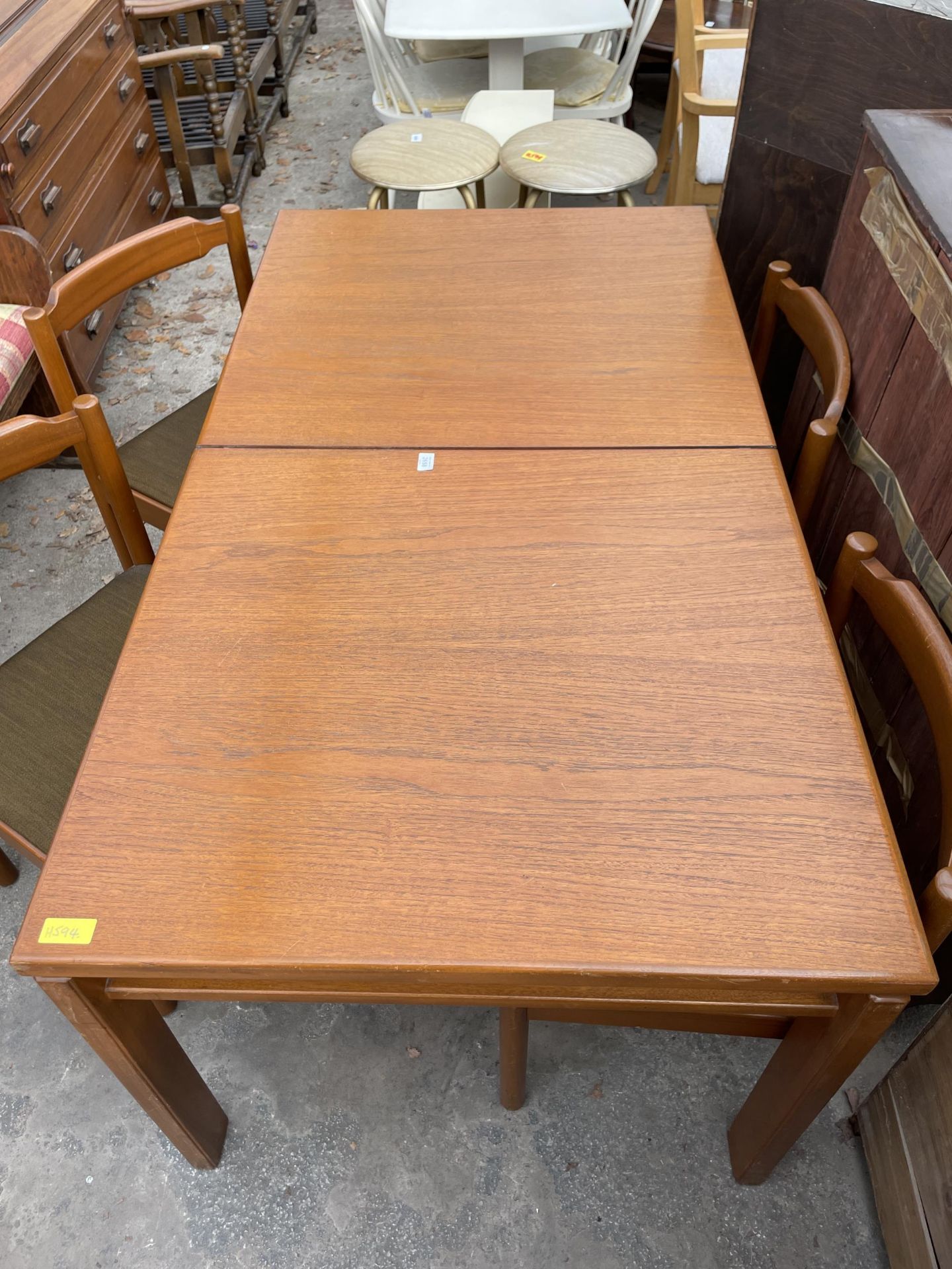 A RETRO TEAK EXTENDING DINING TABLE 60" X 33" (LEAF 18") AND FOUR DINING CHAIRS - Image 4 of 6
