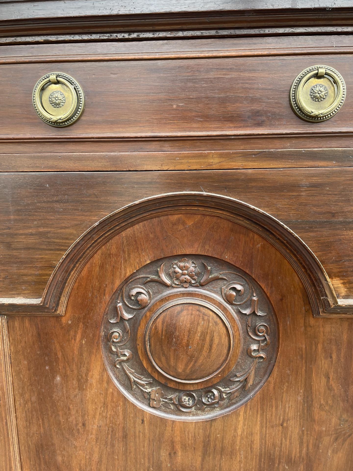 A LATE VICTORIAN MIRROR BACK SIDEBOARD WITH FLUTED COLUMNS AND CARVED PANEL DOORS TO BASE 62" WIDE - Image 6 of 8