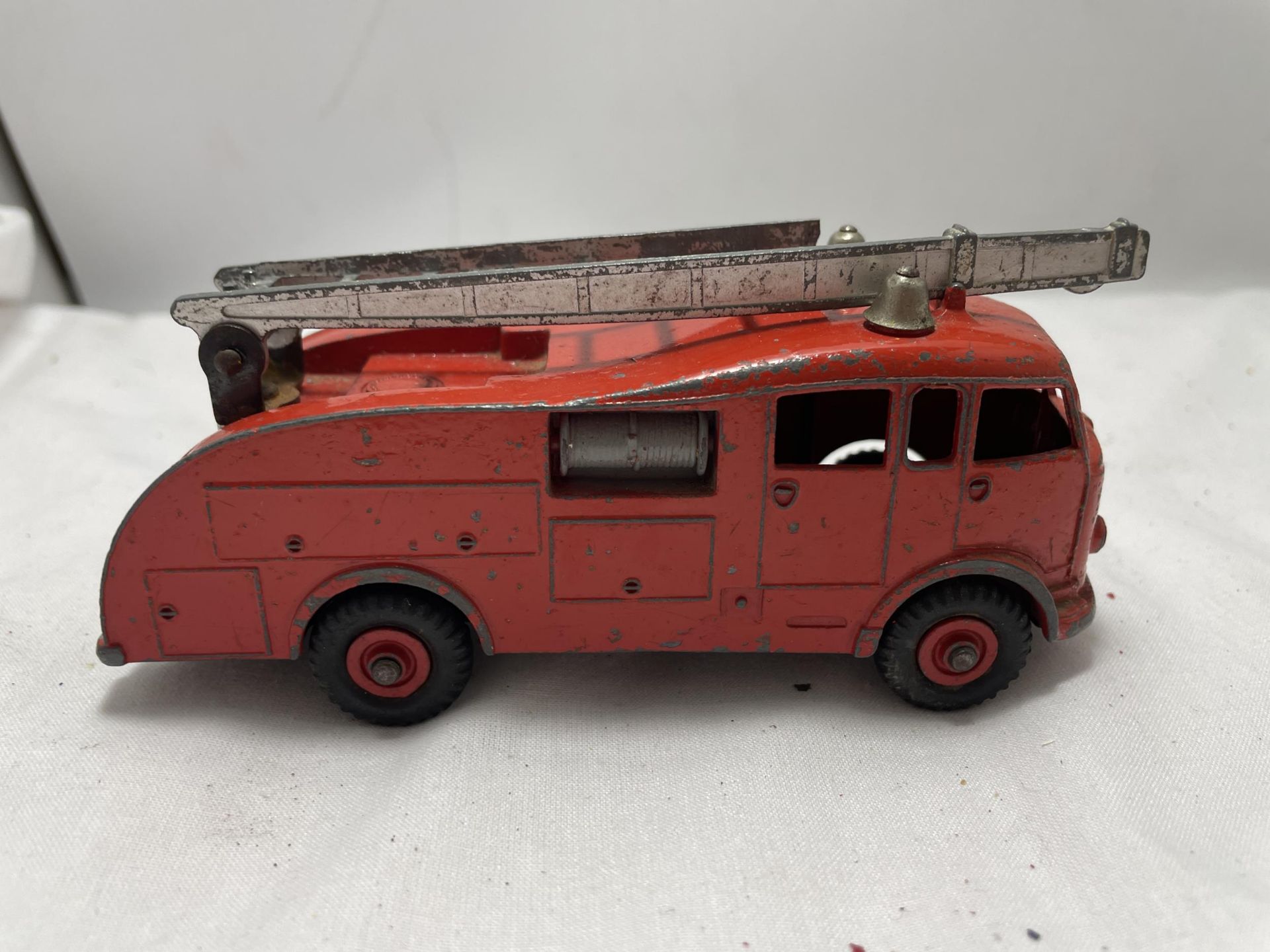 THREE VINTAGE DIE CAST DINKY VEHICLES MADE IN ENGLAND BY MECCANO TO INCLUDE A STREAMLINED FIRE - Image 3 of 5